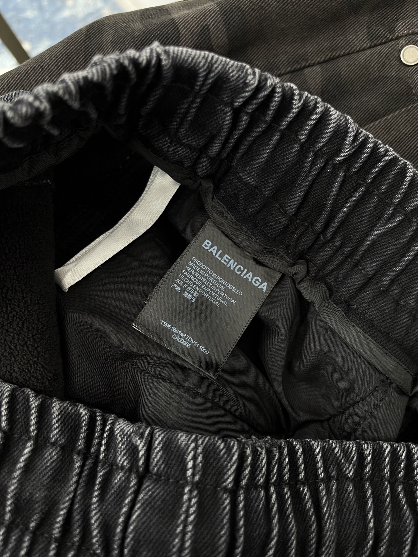 巴黎🔥🔥冬季加绒休闲直筒长裤，采用优质斜纹棉材质，面料挺括有型，整体水洗设计超级时尚大气且不简单，上身足