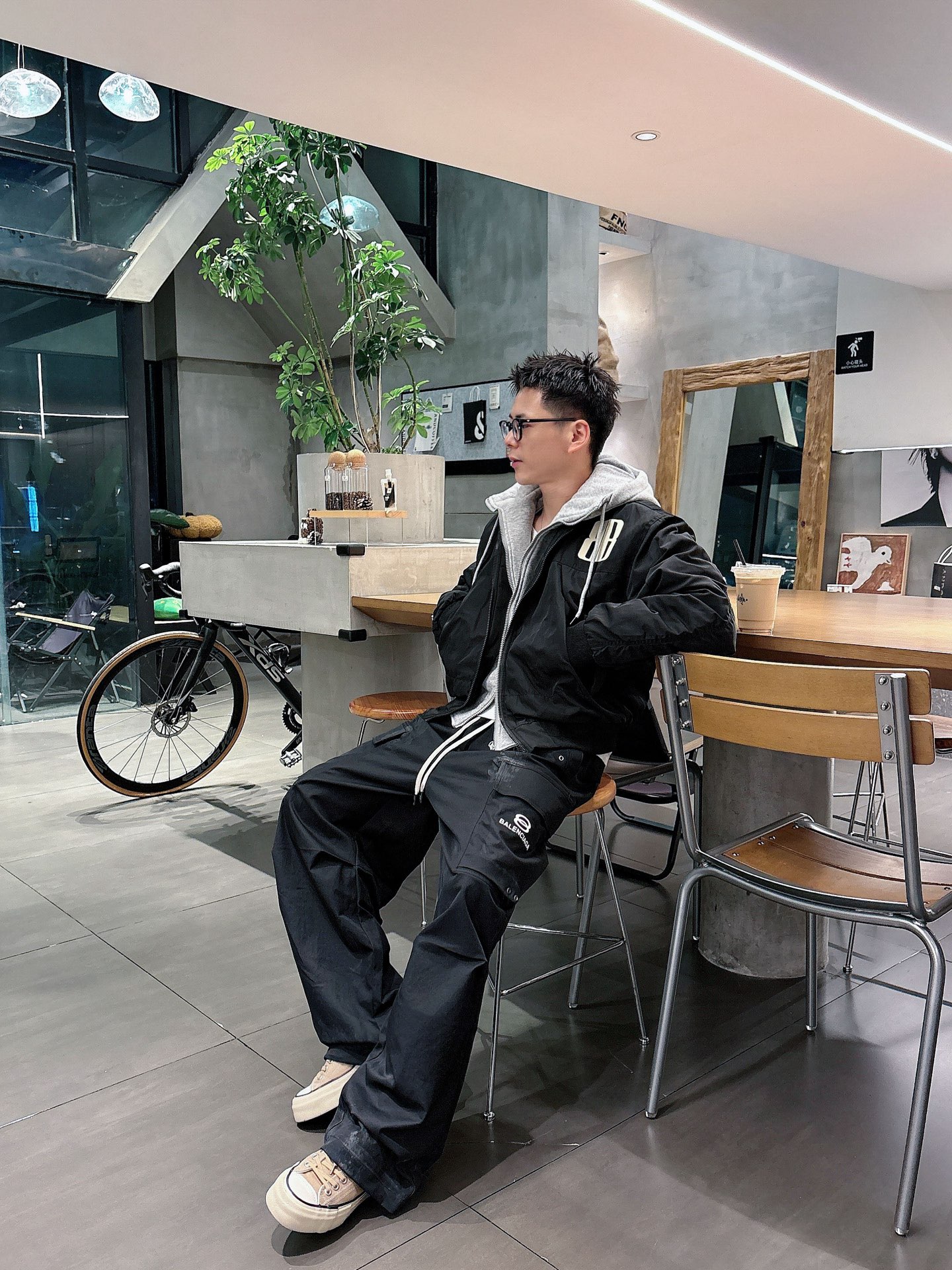 巴黎🔥🔥秋季休闲直筒长裤，采用优质梭织棉材质，面料丝滑挺括，整体水洗设计超级时尚大气且不简单，两边工装口