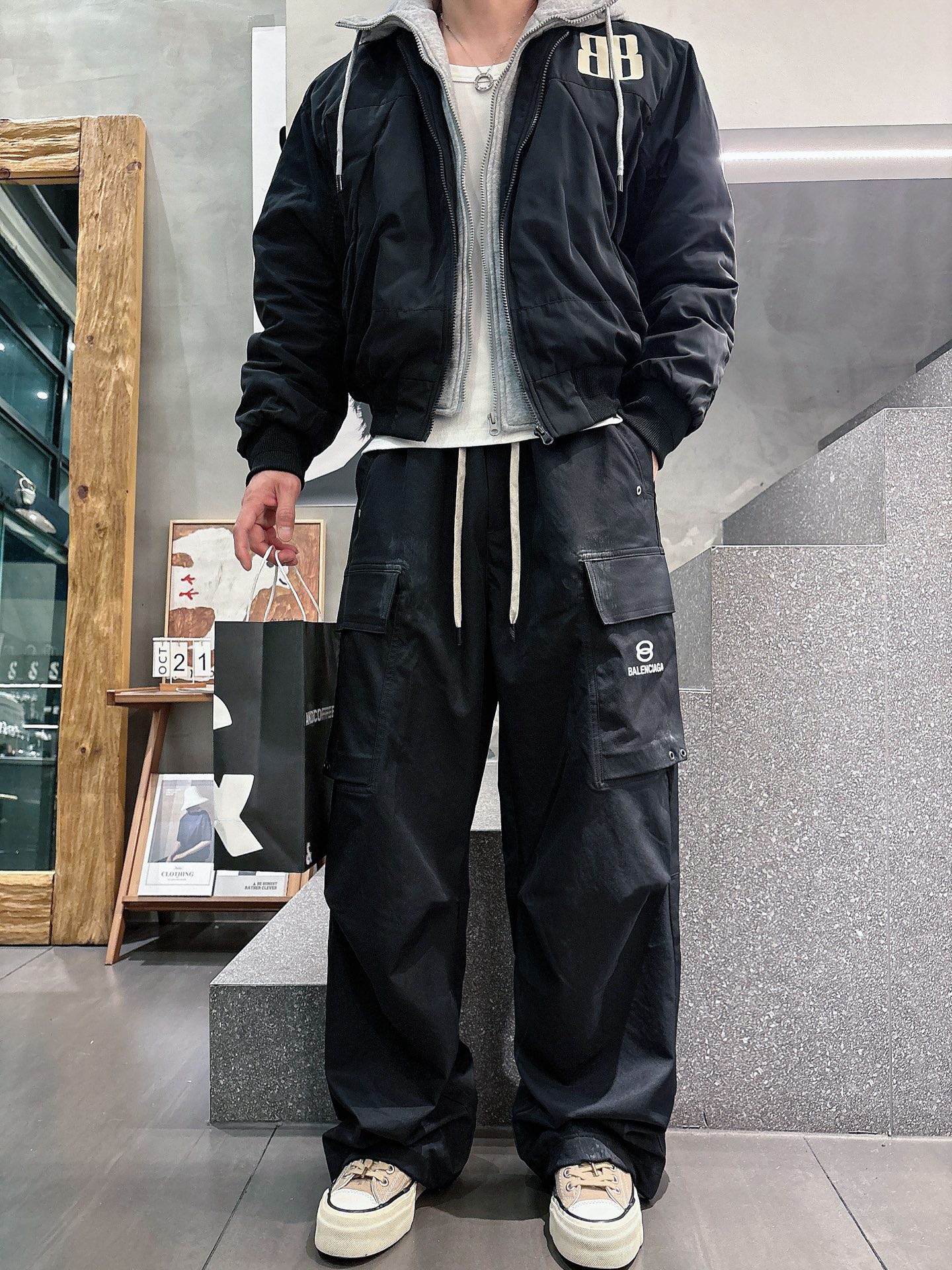 巴黎🔥🔥秋季休闲直筒长裤，采用优质梭织棉材质，面料丝滑挺括，整体水洗设计超级时尚大气且不简单，两边工装口