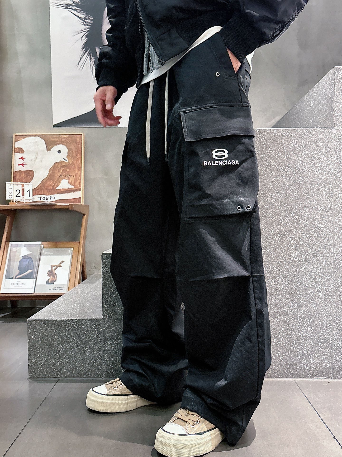 巴黎🔥🔥秋季休闲直筒长裤，采用优质梭织棉材质，面料丝滑挺括，整体水洗设计超级时尚大气且不简单，两边工装口