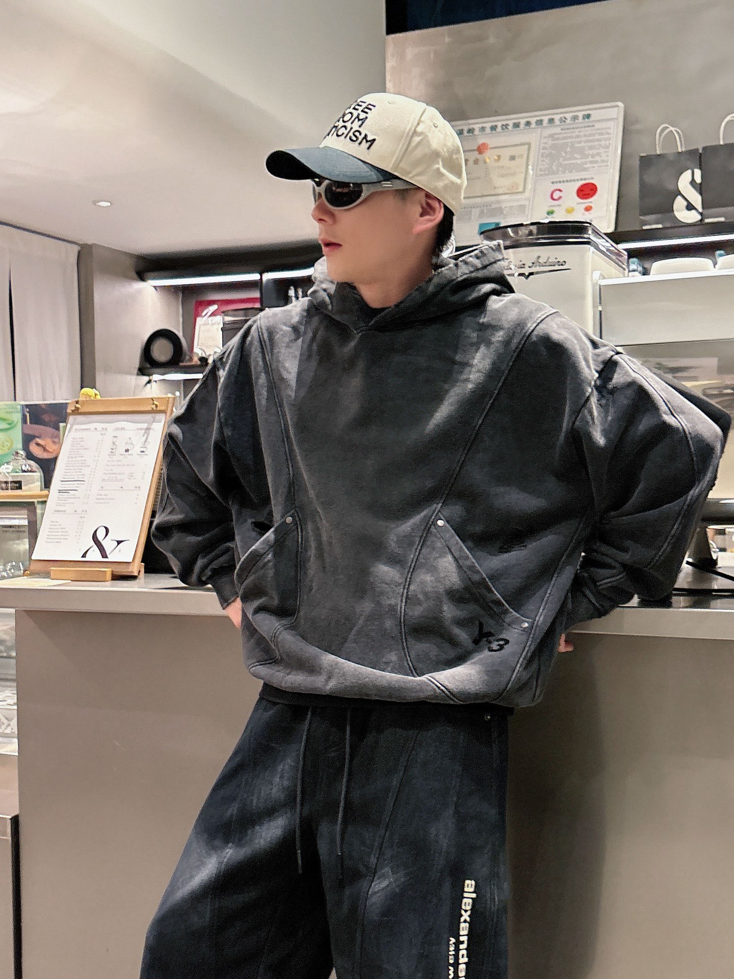 Y.3🔥🔥秋冬新款卫衣，采用进口优质材质的面料，中等厚度，面料自带微弹，具有空气感，触感极好且质感非常棒