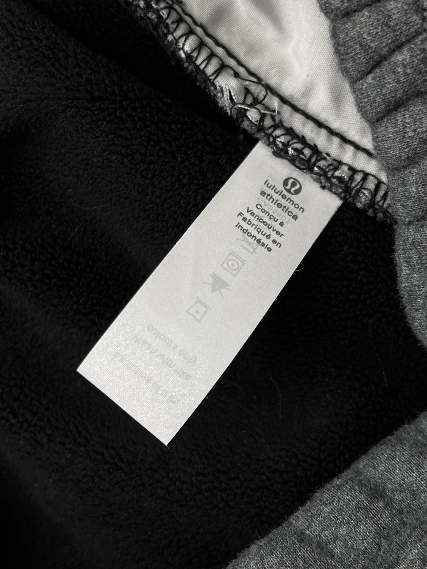 Lulu🔥🔥冬季新款休闲裤，采用优质纯棉加绒面料，手感柔软舒适，保暖性强，采用皮牌点缀，低调奢华，超级好