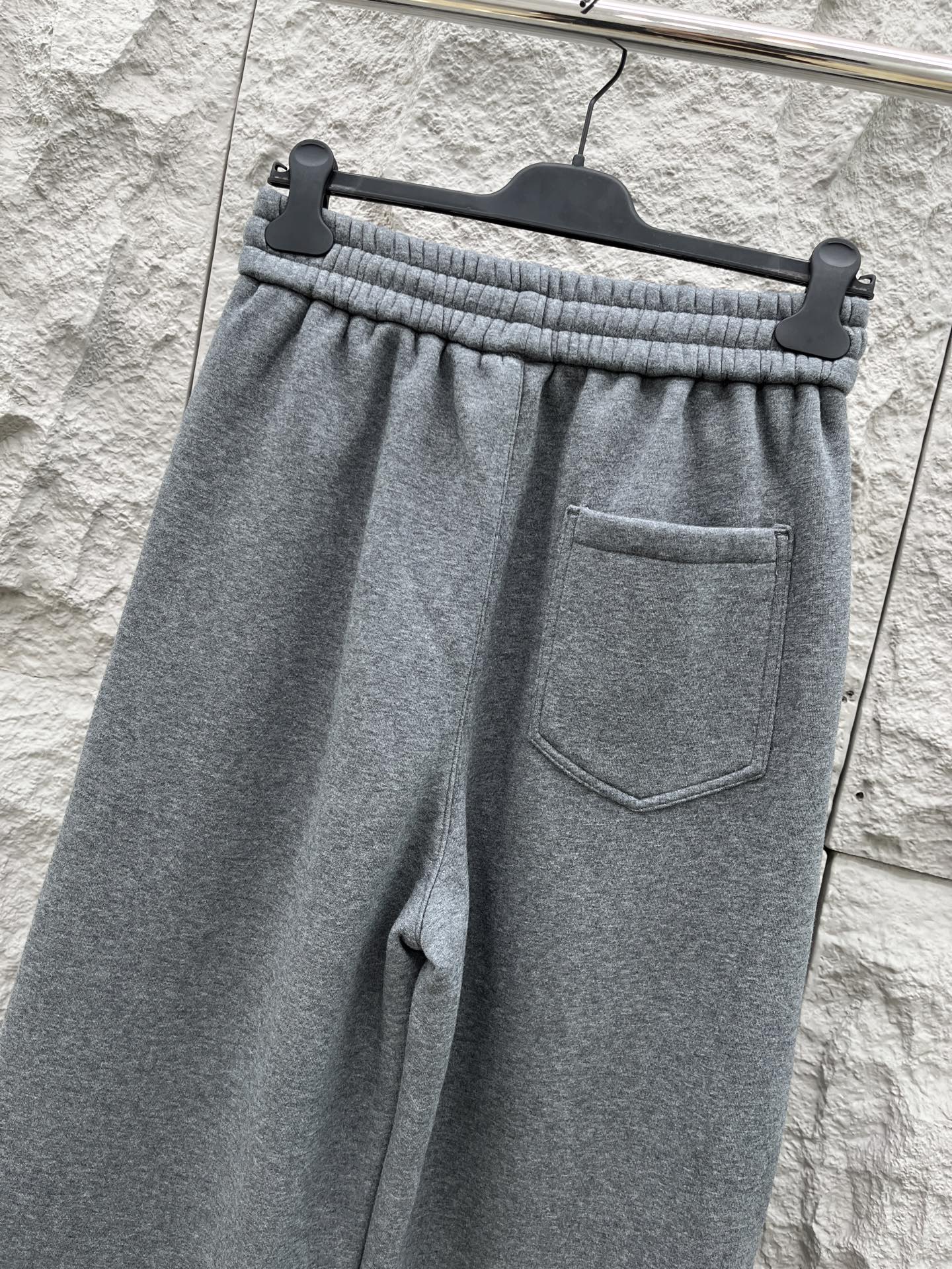 Lulu🔥🔥冬季新款休闲裤，采用优质纯棉加绒面料，手感柔软舒适，保暖性强，采用皮牌点缀，低调奢华，超级好