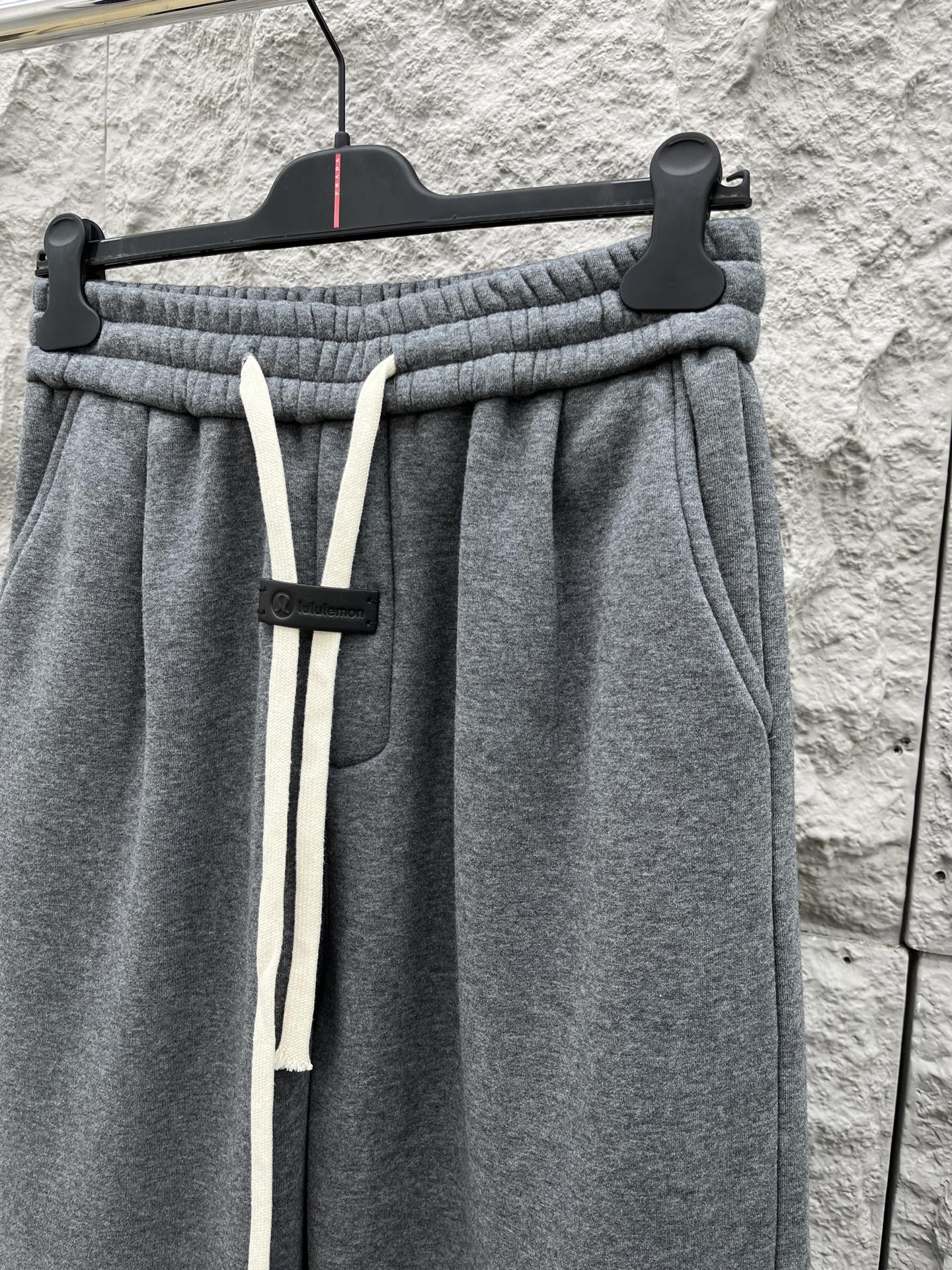 Lulu🔥🔥冬季新款休闲裤，采用优质纯棉加绒面料，手感柔软舒适，保暖性强，采用皮牌点缀，低调奢华，超级好