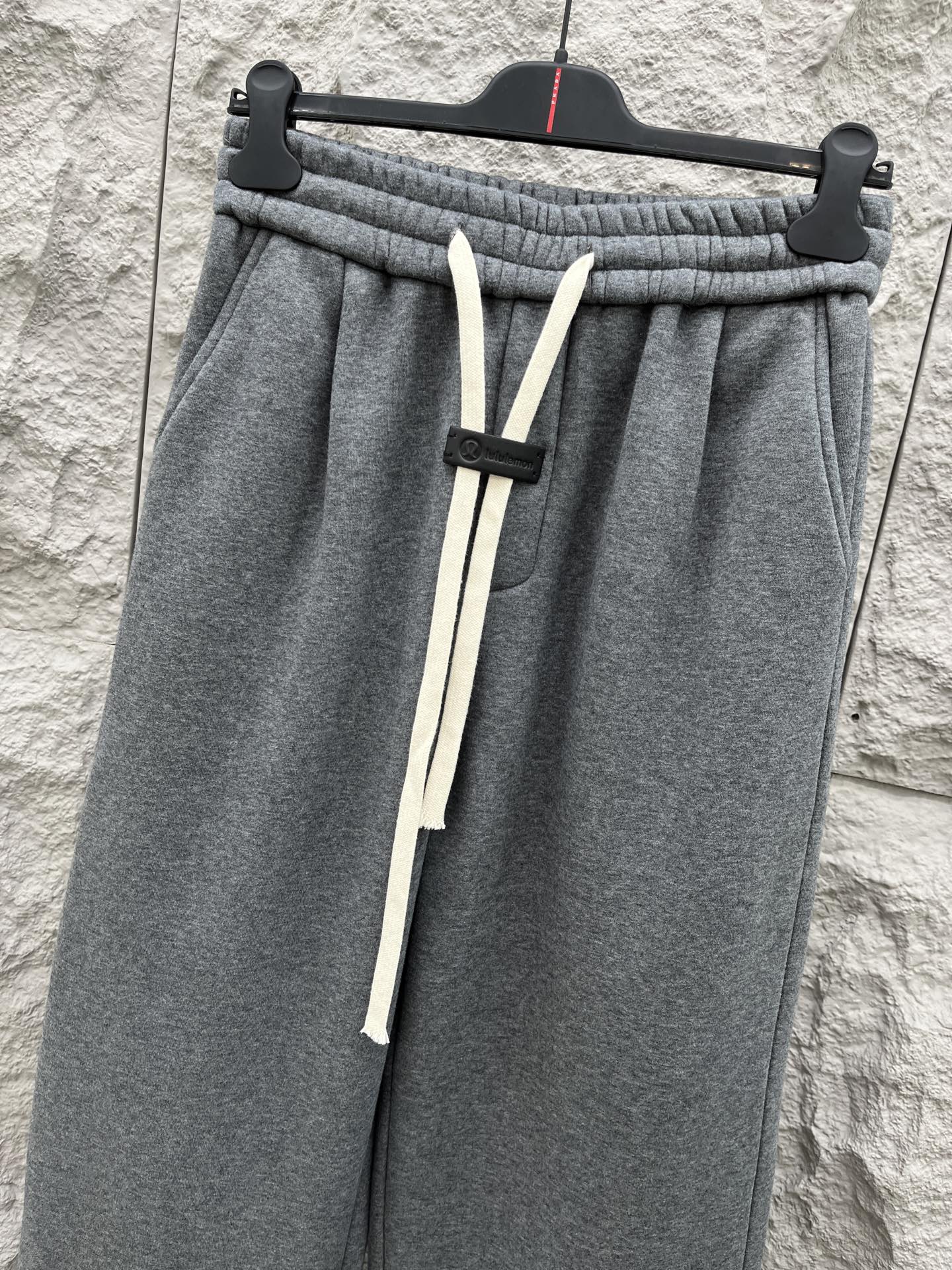 Lulu🔥🔥冬季新款休闲裤，采用优质纯棉加绒面料，手感柔软舒适，保暖性强，采用皮牌点缀，低调奢华，超级好