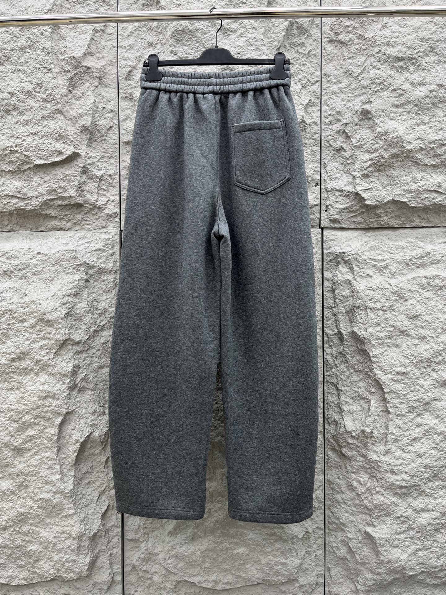 Lulu🔥🔥冬季新款休闲裤，采用优质纯棉加绒面料，手感柔软舒适，保暖性强，采用皮牌点缀，低调奢华，超级好