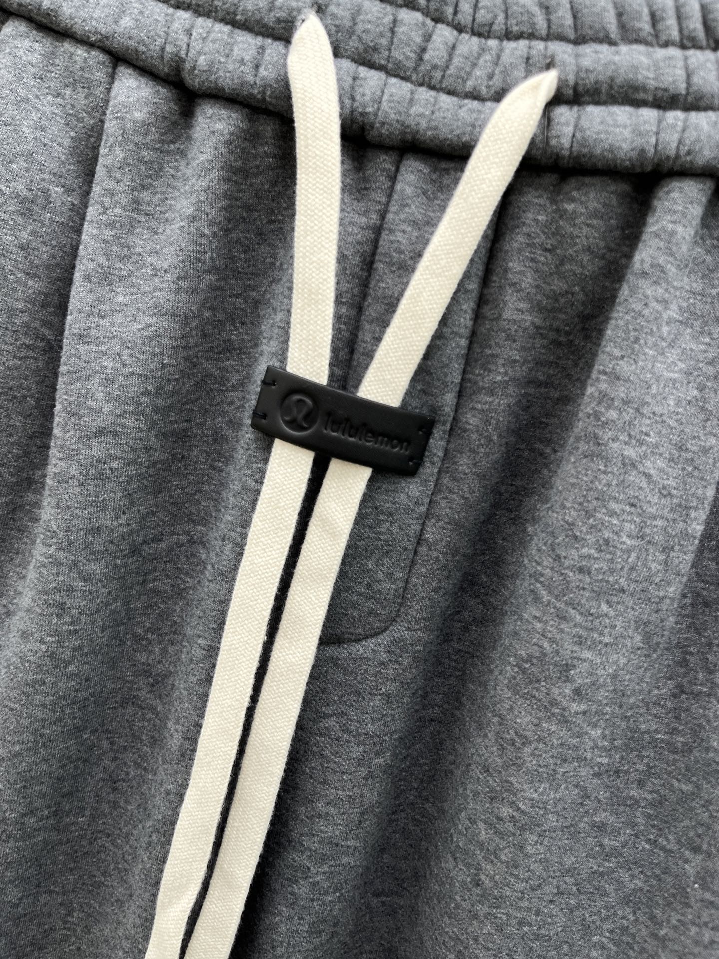 Lulu🔥🔥冬季新款休闲裤，采用优质纯棉加绒面料，手感柔软舒适，保暖性强，采用皮牌点缀，低调奢华，超级好