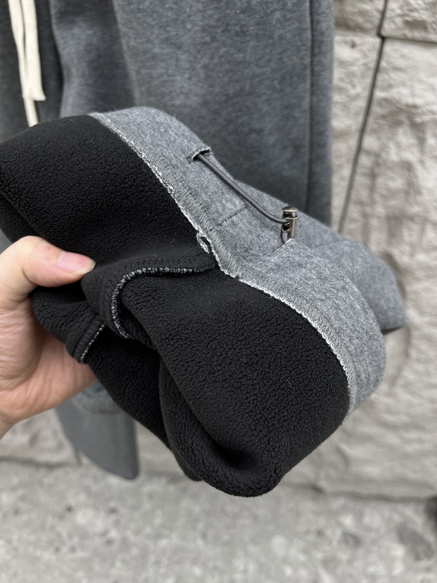 Lulu🔥🔥冬季新款休闲裤，采用优质纯棉加绒面料，手感柔软舒适，保暖性强，采用皮牌点缀，低调奢华，超级好