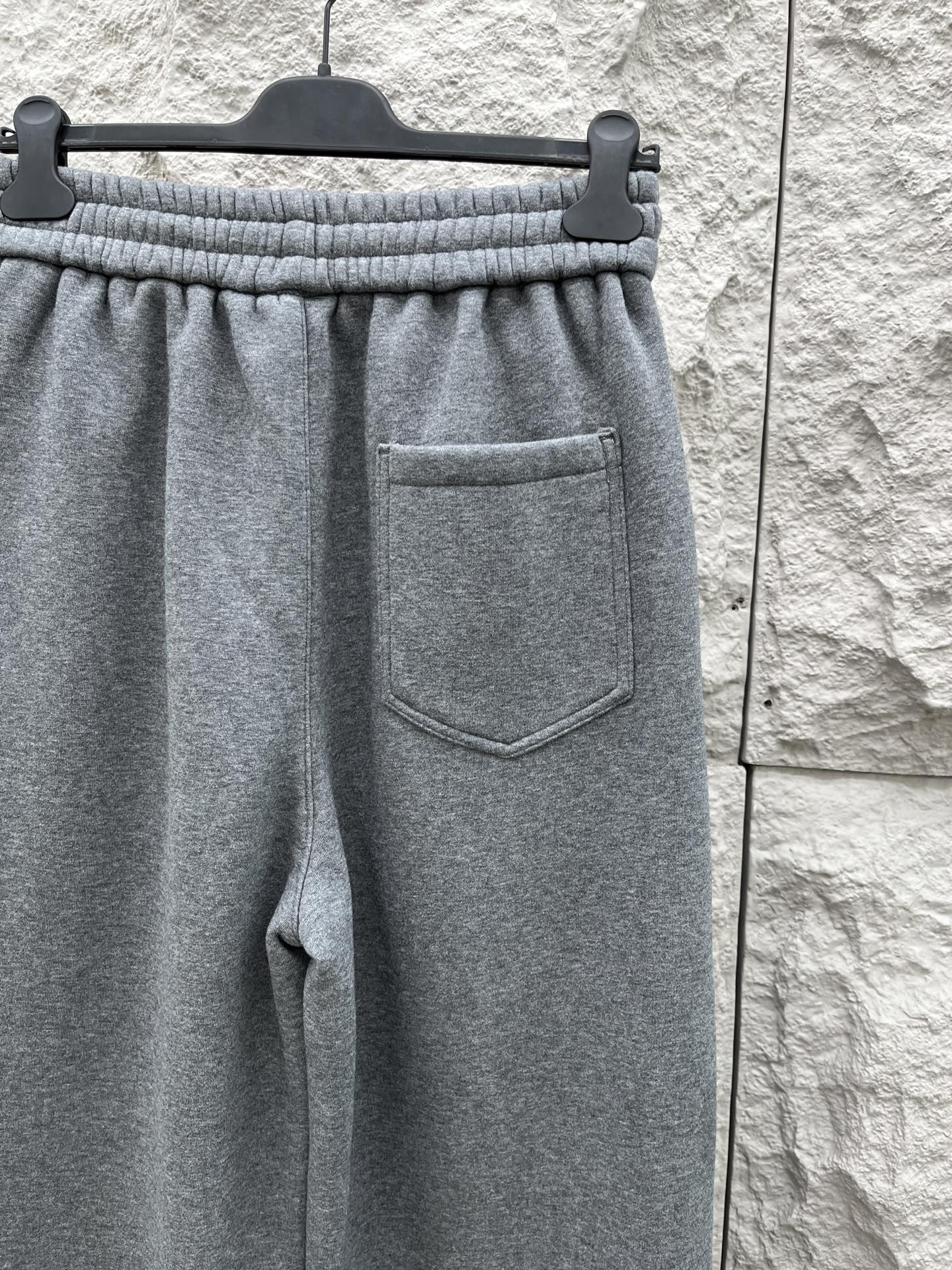 Lulu🔥🔥冬季新款休闲裤，采用优质纯棉加绒面料，手感柔软舒适，保暖性强，采用皮牌点缀，低调奢华，超级好