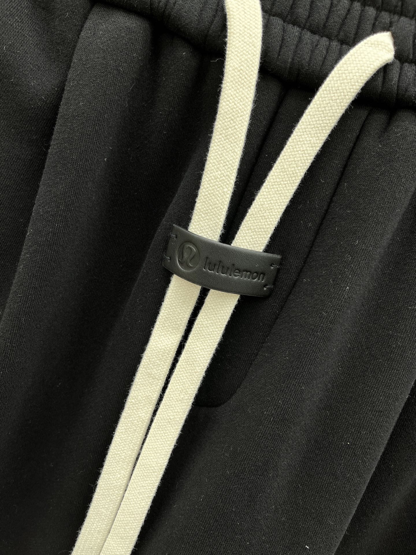 Lulu🔥🔥冬季新款休闲裤，采用优质纯棉加绒面料，手感柔软舒适，保暖性强，采用皮牌点缀，低调奢华，超级好