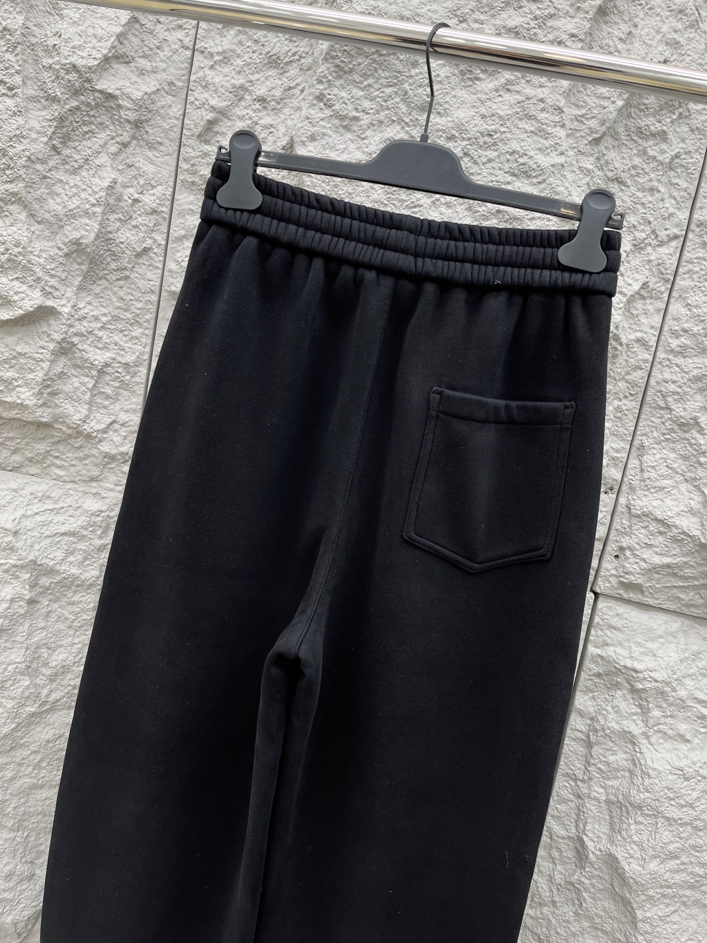 Lulu🔥🔥冬季新款休闲裤，采用优质纯棉加绒面料，手感柔软舒适，保暖性强，采用皮牌点缀，低调奢华，超级好