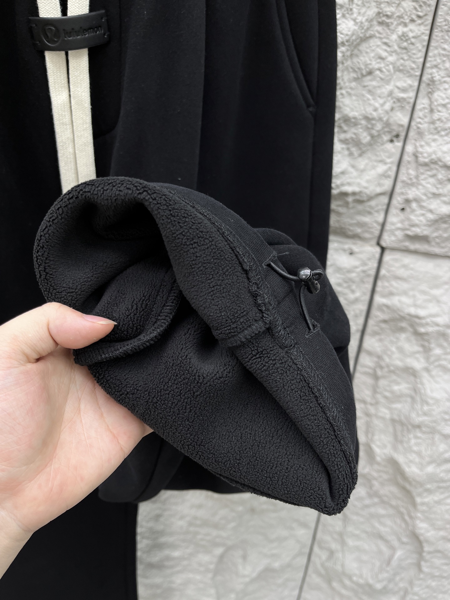 Lulu🔥🔥冬季新款休闲裤，采用优质纯棉加绒面料，手感柔软舒适，保暖性强，采用皮牌点缀，低调奢华，超级好