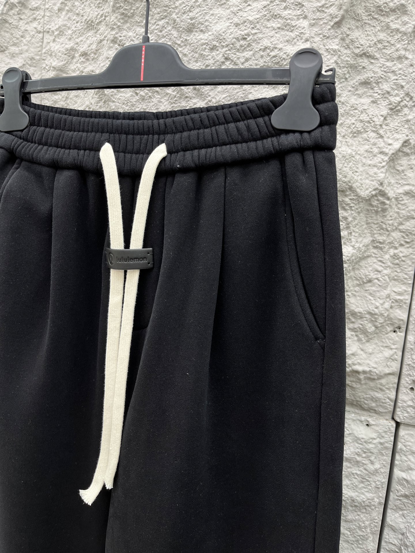 Lulu🔥🔥冬季新款休闲裤，采用优质纯棉加绒面料，手感柔软舒适，保暖性强，采用皮牌点缀，低调奢华，超级好