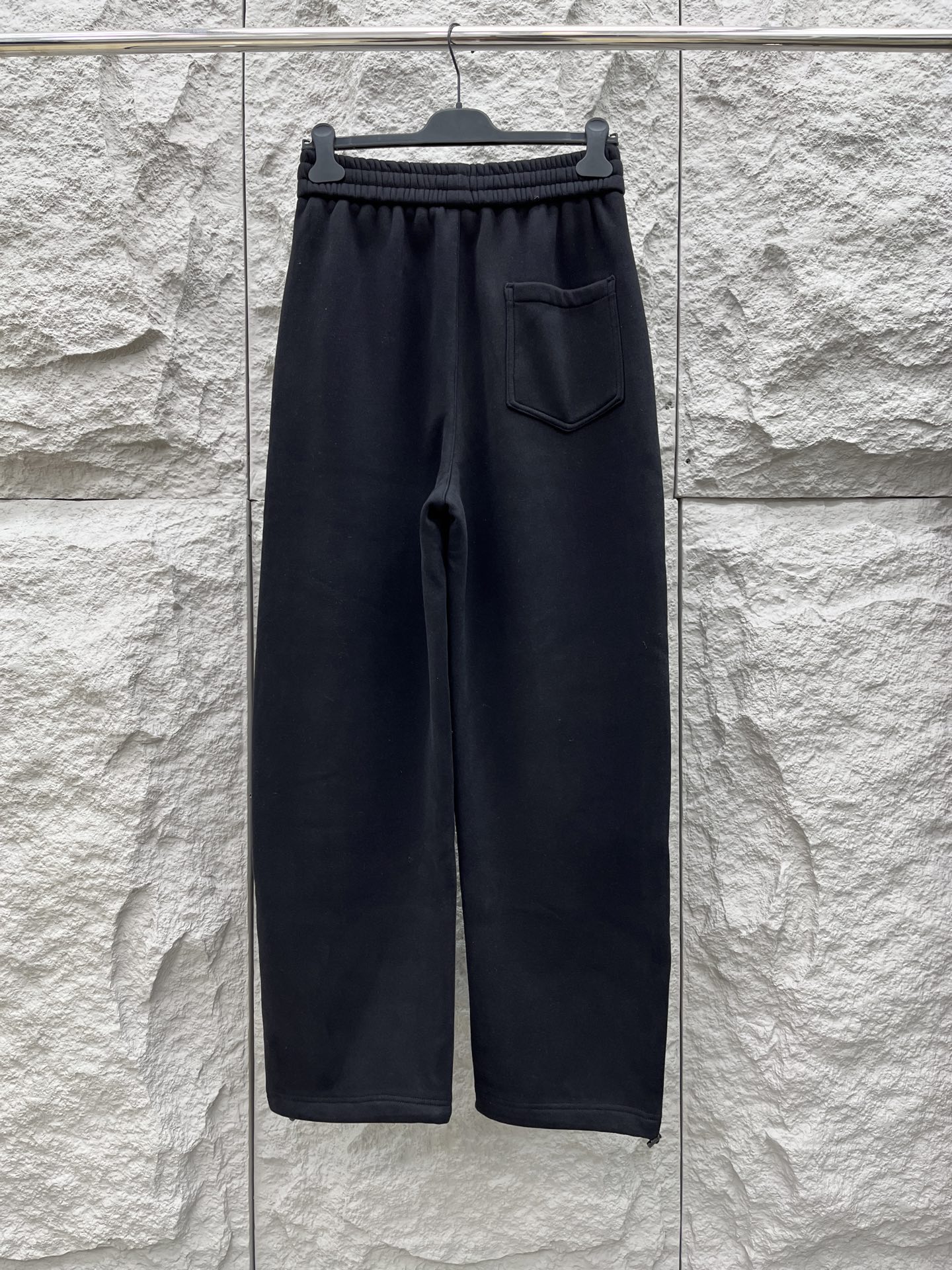 Lulu🔥🔥冬季新款休闲裤，采用优质纯棉加绒面料，手感柔软舒适，保暖性强，采用皮牌点缀，低调奢华，超级好