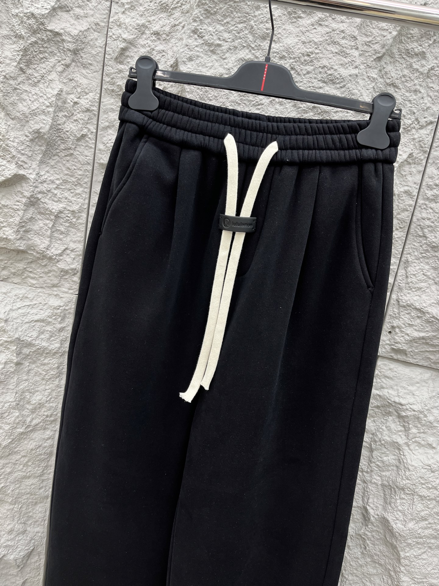 Lulu🔥🔥冬季新款休闲裤，采用优质纯棉加绒面料，手感柔软舒适，保暖性强，采用皮牌点缀，低调奢华，超级好