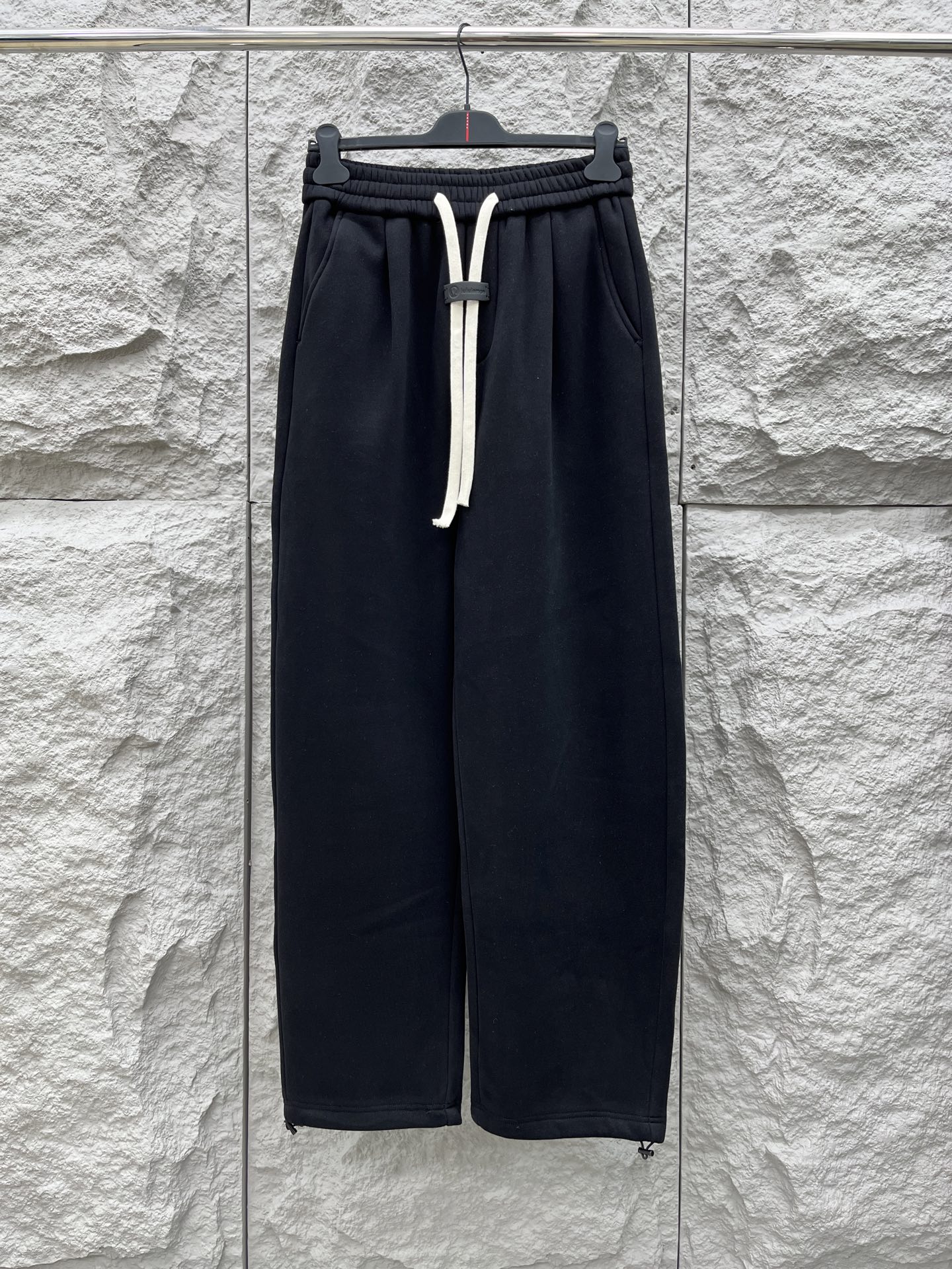 Lulu🔥🔥冬季新款休闲裤，采用优质纯棉加绒面料，手感柔软舒适，保暖性强，采用皮牌点缀，低调奢华，超级好