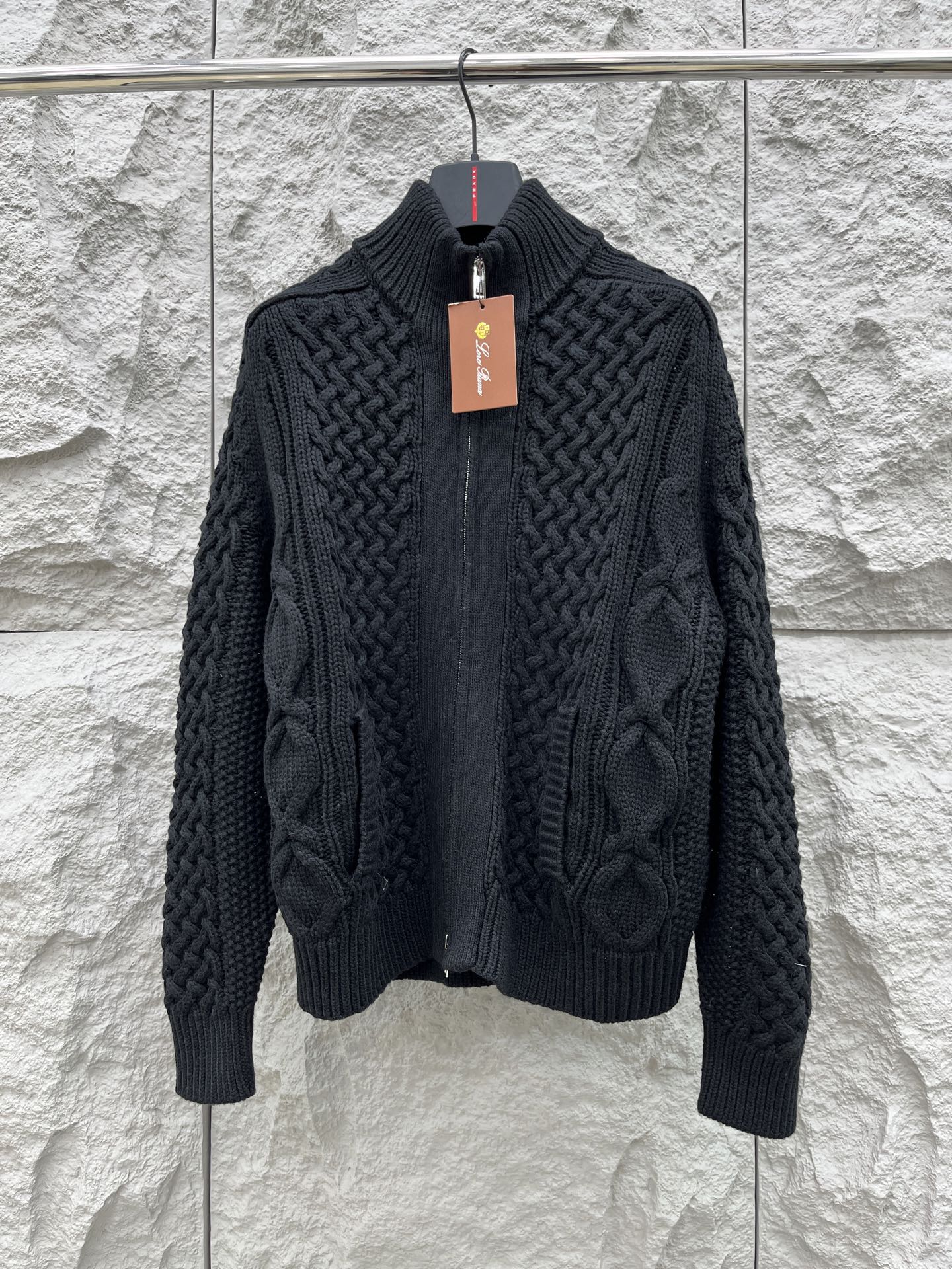 lP🆕🔥🔥新款老钱风休闲针织开衫外套，衣服触感柔软亲肤，视觉上很精致、有质感、高贵，非常简单也很显品质。