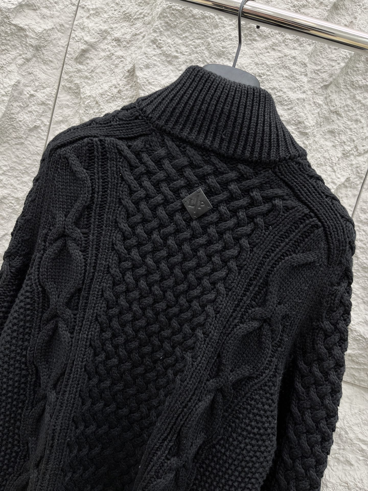 lP🆕🔥🔥新款老钱风休闲针织开衫外套，衣服触感柔软亲肤，视觉上很精致、有质感、高贵，非常简单也很显品质。