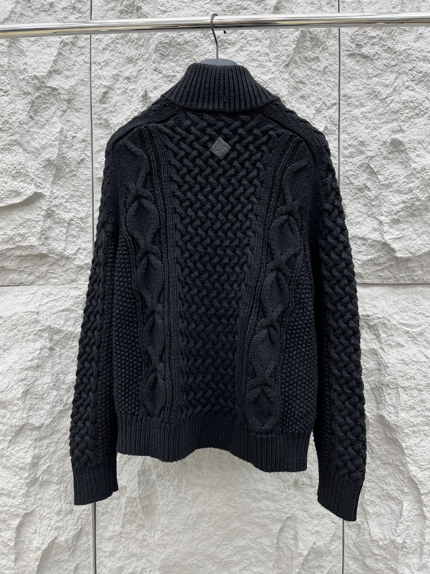 lP🆕🔥🔥新款老钱风休闲针织开衫外套，衣服触感柔软亲肤，视觉上很精致、有质感、高贵，非常简单也很显品质。