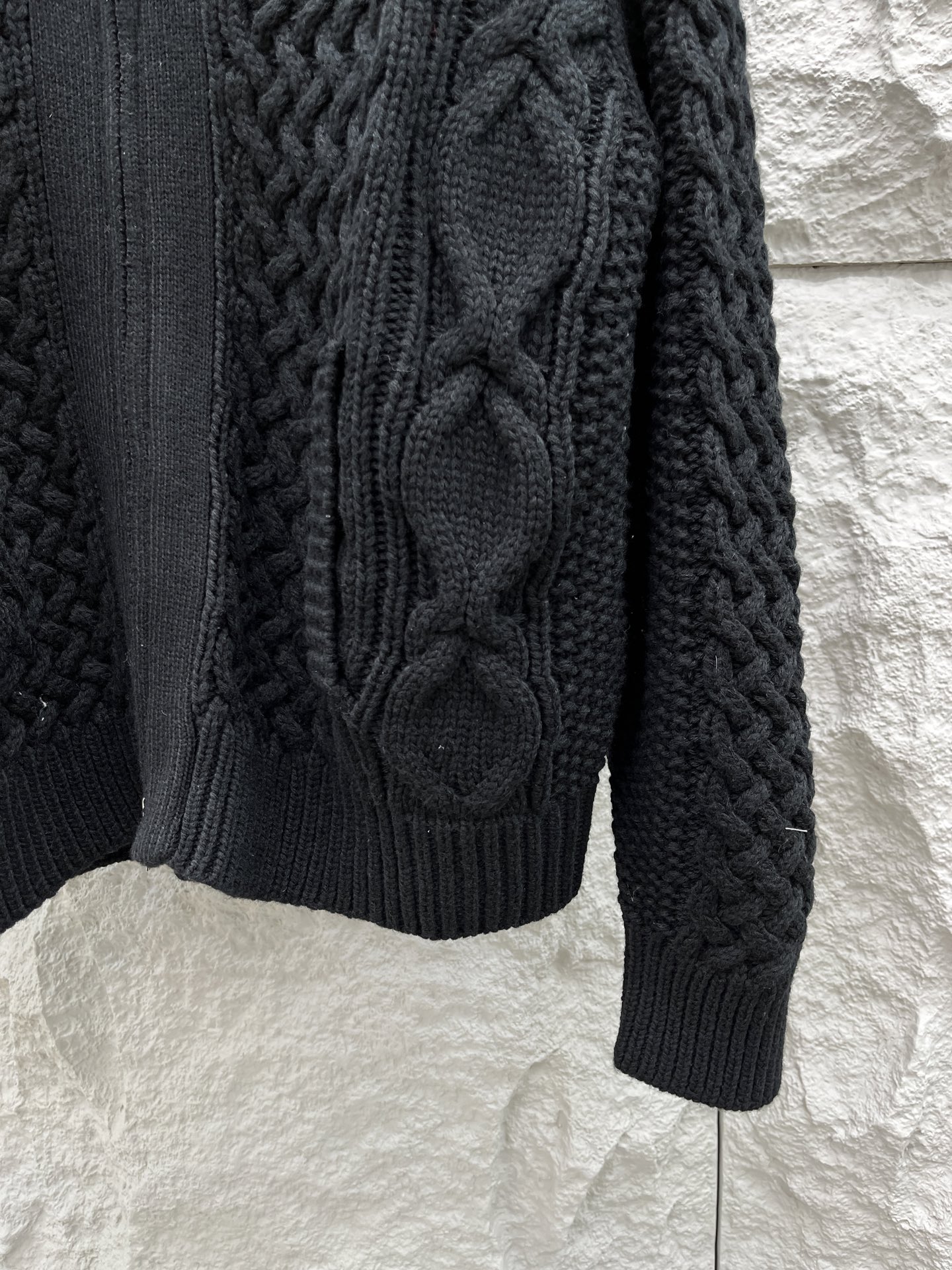 lP🆕🔥🔥新款老钱风休闲针织开衫外套，衣服触感柔软亲肤，视觉上很精致、有质感、高贵，非常简单也很显品质。