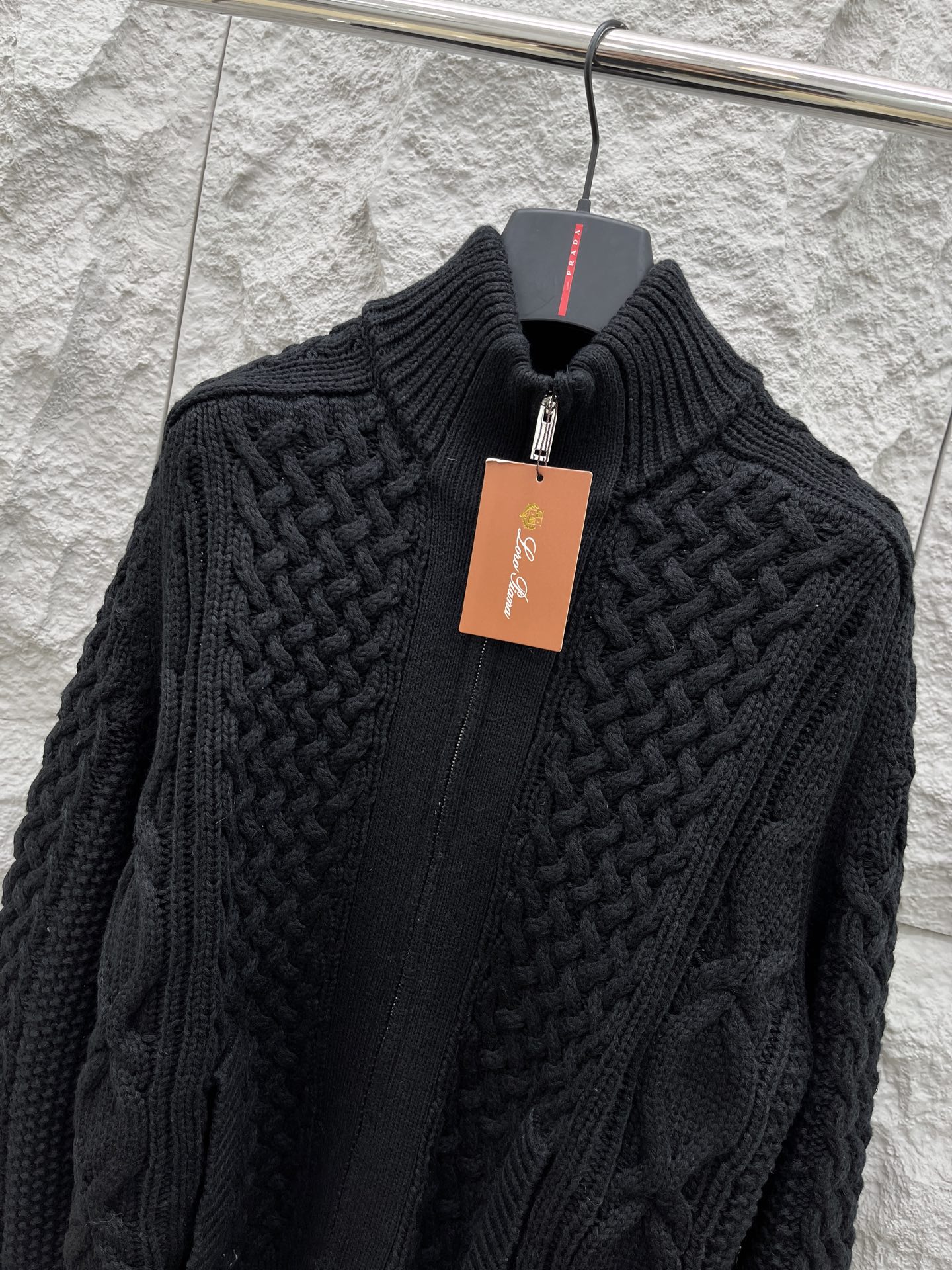 lP🆕🔥🔥新款老钱风休闲针织开衫外套，衣服触感柔软亲肤，视觉上很精致、有质感、高贵，非常简单也很显品质。