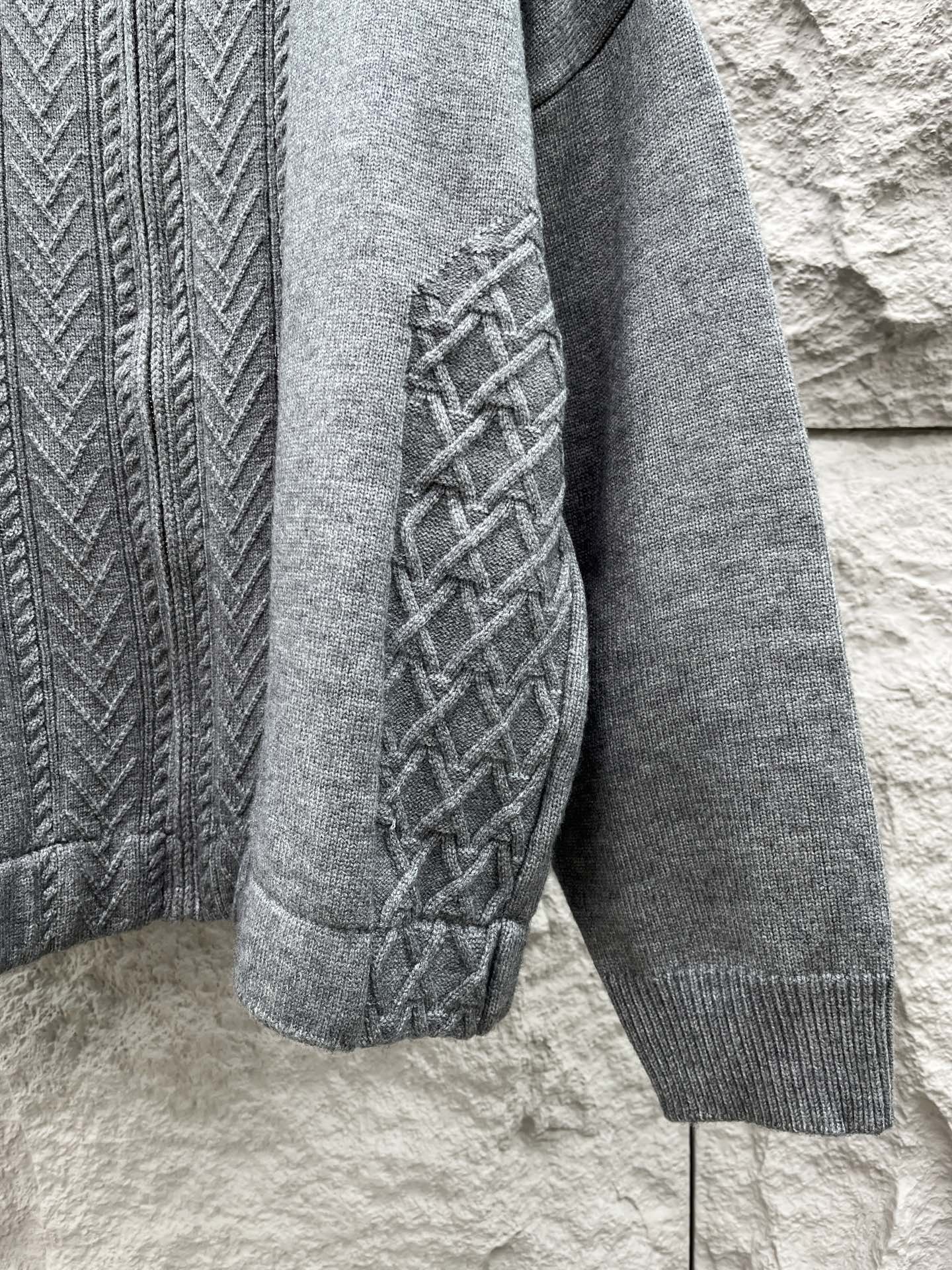 lP🆕🔥🔥新款老钱风休闲针织开衫外套，衣服触感柔软亲肤，视觉上很精致、有质感、高贵，非常简单也很显品质。