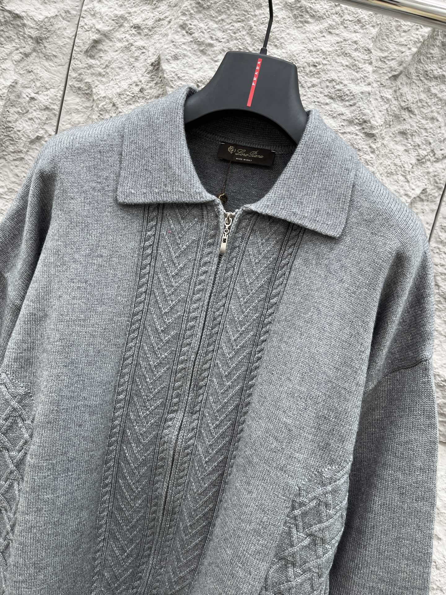 lP🆕🔥🔥新款老钱风休闲针织开衫外套，衣服触感柔软亲肤，视觉上很精致、有质感、高贵，非常简单也很显品质。