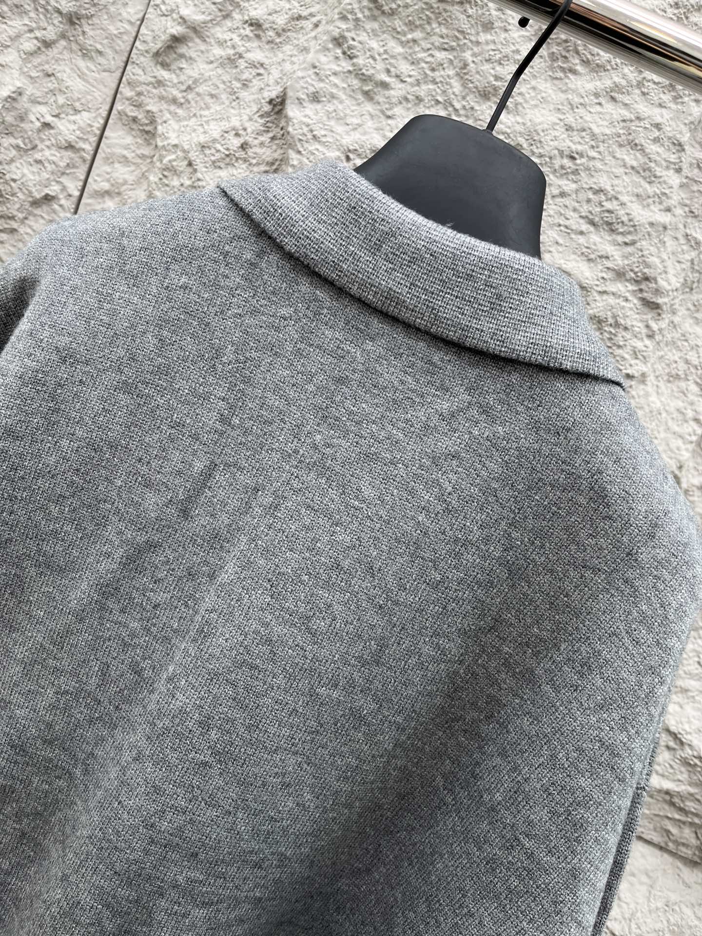 lP🆕🔥🔥新款老钱风休闲针织开衫外套，衣服触感柔软亲肤，视觉上很精致、有质感、高贵，非常简单也很显品质。