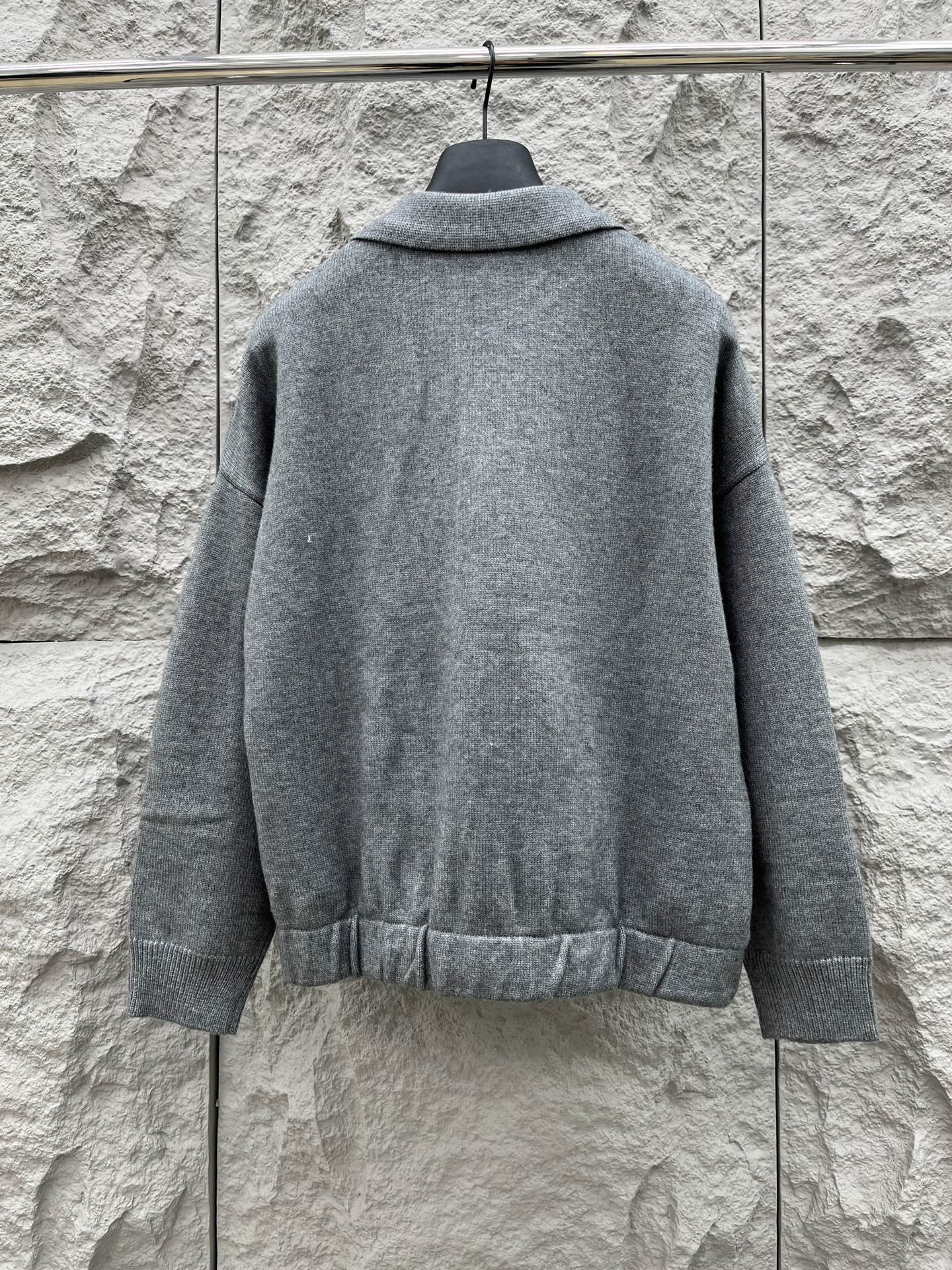 lP🆕🔥🔥新款老钱风休闲针织开衫外套，衣服触感柔软亲肤，视觉上很精致、有质感、高贵，非常简单也很显品质。