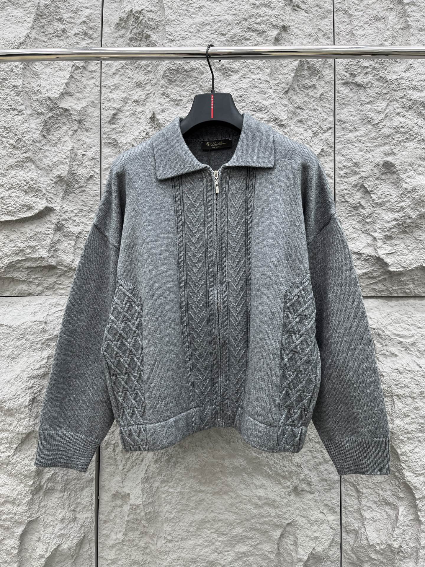 lP🆕🔥🔥新款老钱风休闲针织开衫外套，衣服触感柔软亲肤，视觉上很精致、有质感、高贵，非常简单也很显品质。