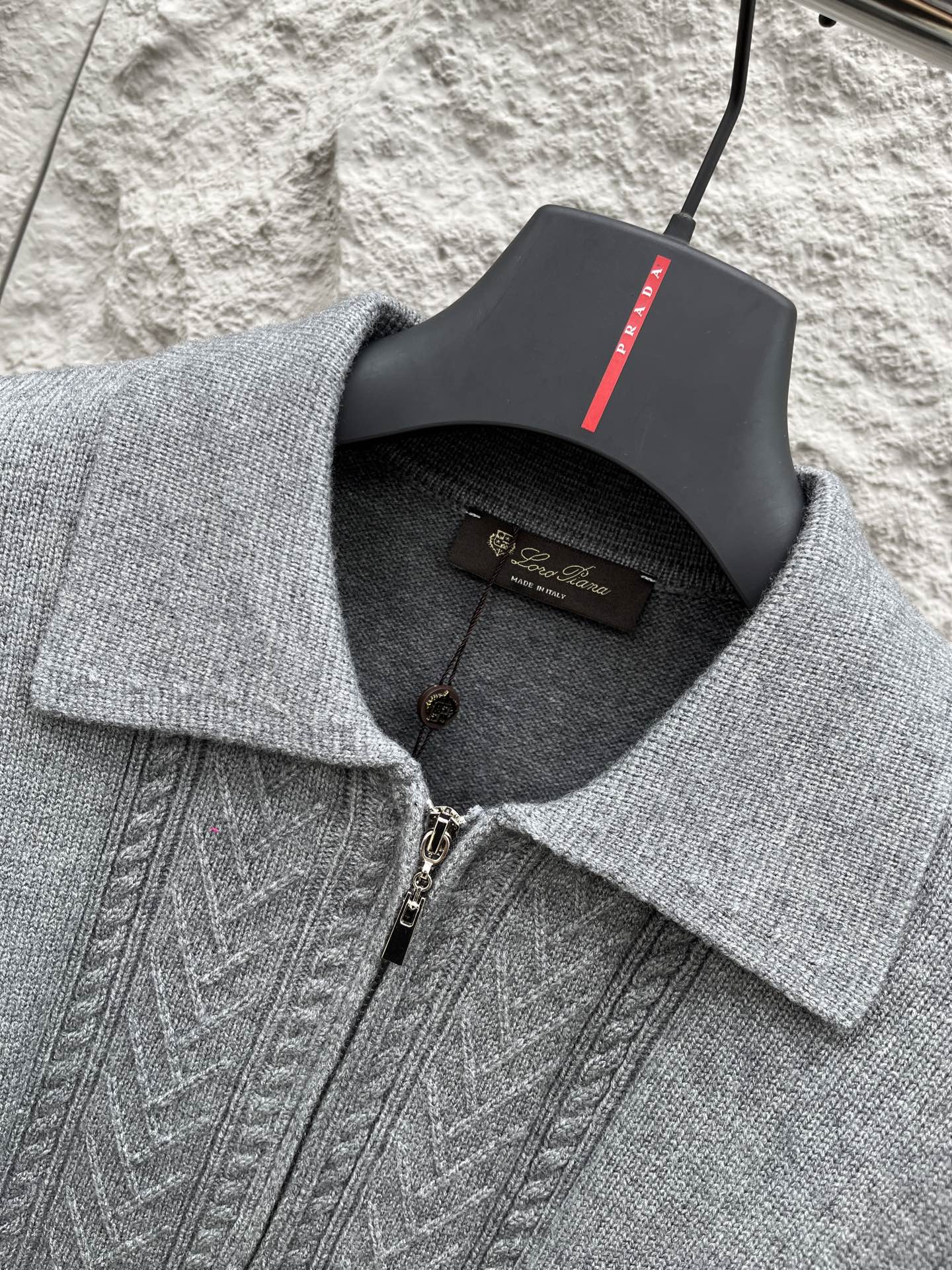 lP🆕🔥🔥新款老钱风休闲针织开衫外套，衣服触感柔软亲肤，视觉上很精致、有质感、高贵，非常简单也很显品质。