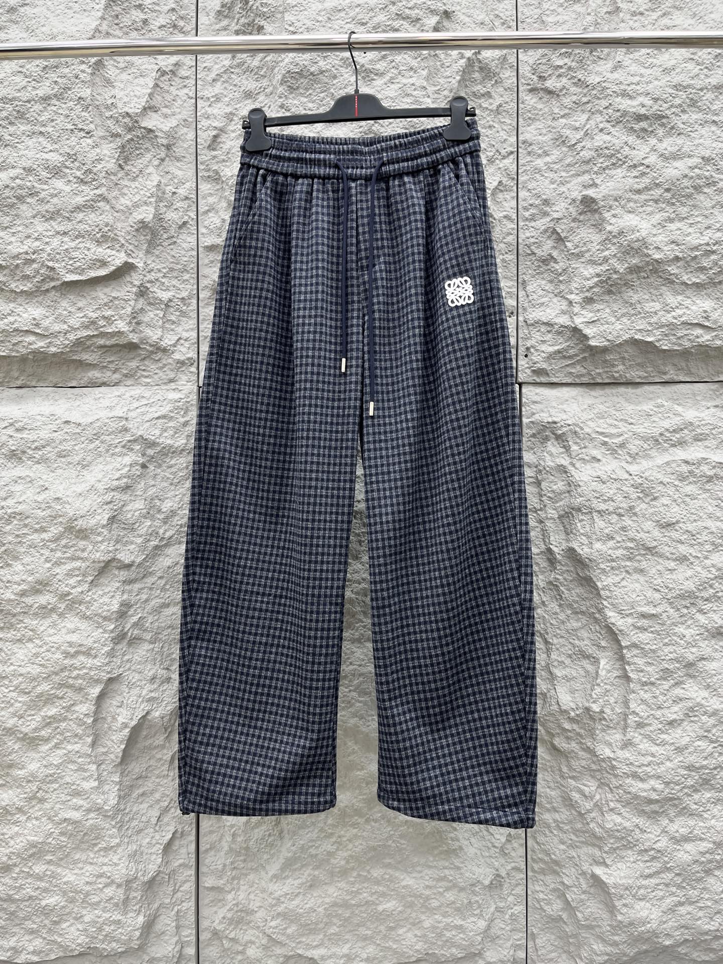 罗意威🔥🔥秋冬拉绒新款休闲裤，采用优质亲肤毛呢绒面料，超级舒适，面料极好亲肤舒适，整体轮廓版型设计完美，