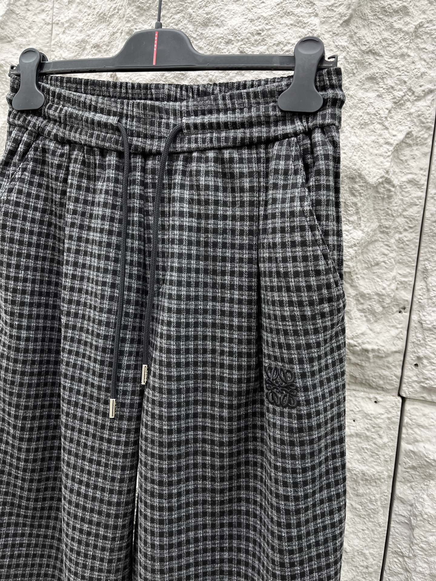 罗意威🔥🔥秋冬拉绒新款休闲裤，采用优质亲肤毛呢绒面料，超级舒适，面料极好亲肤舒适，整体轮廓版型设计完美，