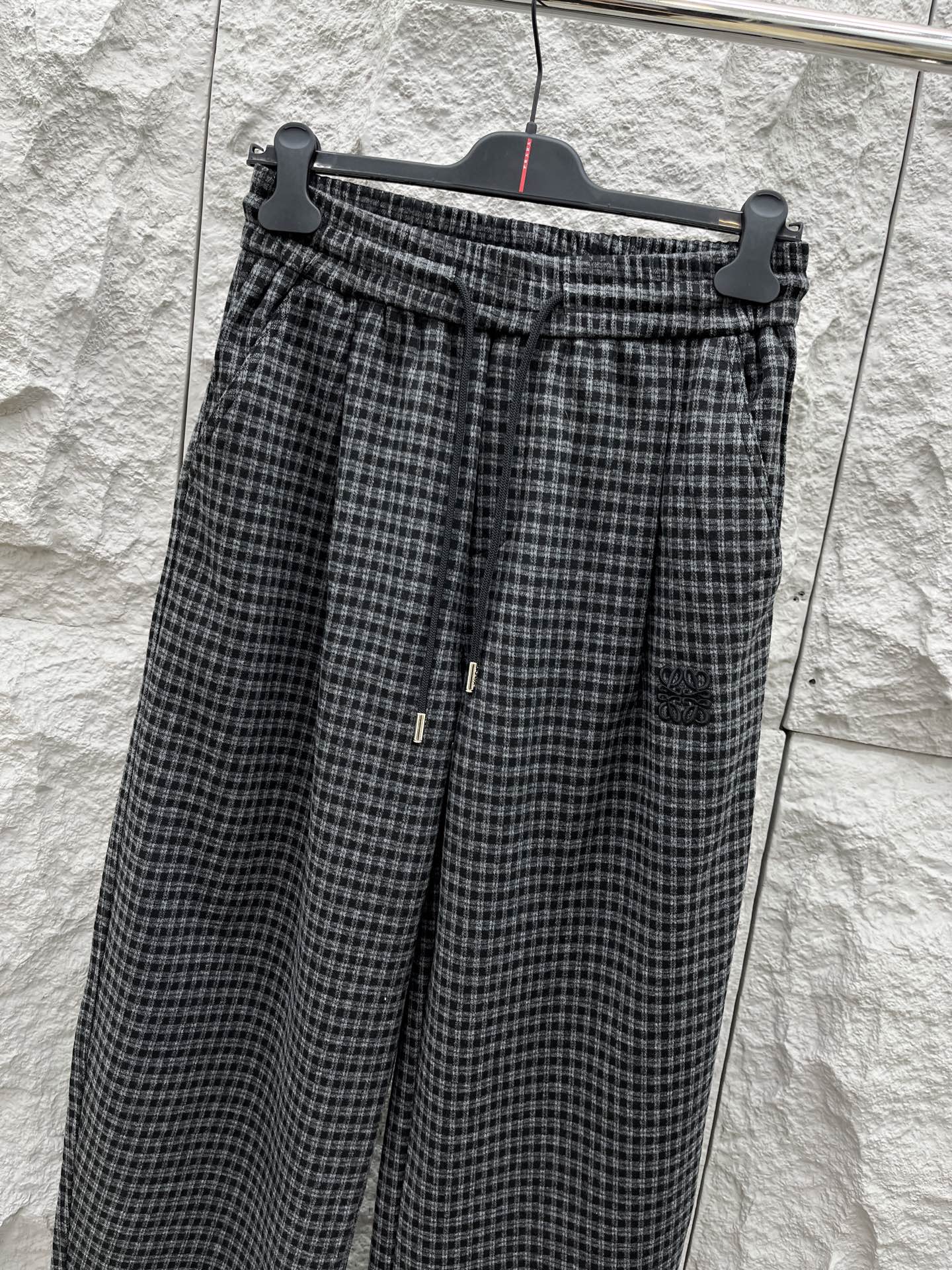 罗意威🔥🔥秋冬拉绒新款休闲裤，采用优质亲肤毛呢绒面料，超级舒适，面料极好亲肤舒适，整体轮廓版型设计完美，