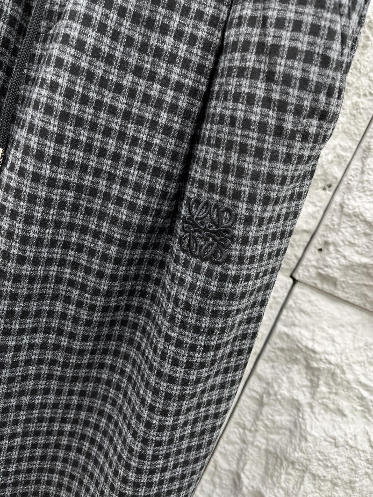 罗意威🔥🔥秋冬拉绒新款休闲裤，采用优质亲肤毛呢绒面料，超级舒适，面料极好亲肤舒适，整体轮廓版型设计完美，