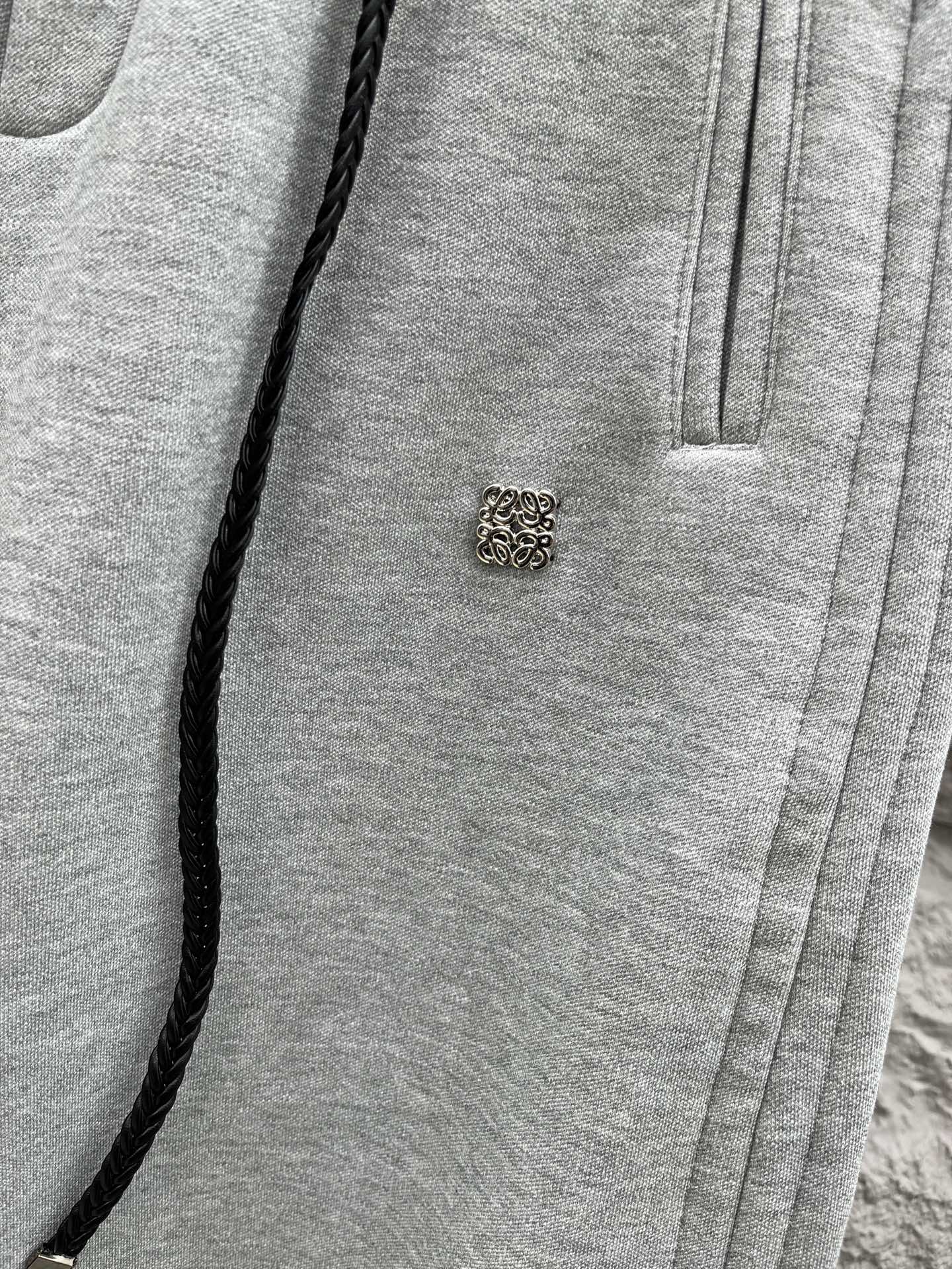 罗意威🔥🔥新款加绒加厚长裤，香港洋行渠道货，高级优质棉质面料，绒面内里，细腻柔软程度非同一般。金属标识增