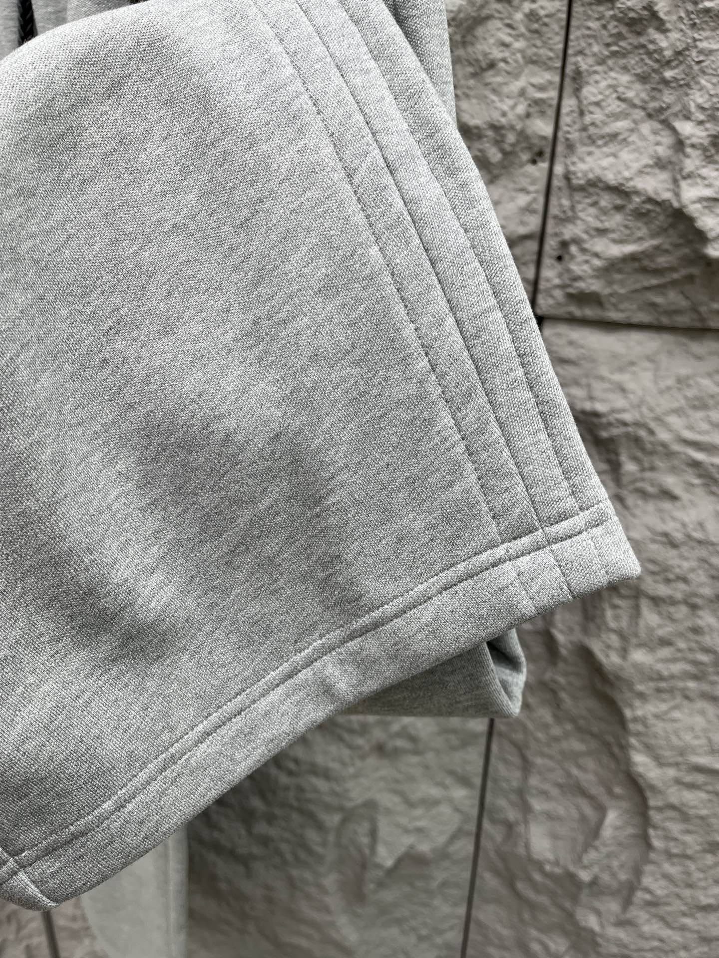 罗意威🔥🔥新款加绒加厚长裤，香港洋行渠道货，高级优质棉质面料，绒面内里，细腻柔软程度非同一般。金属标识增