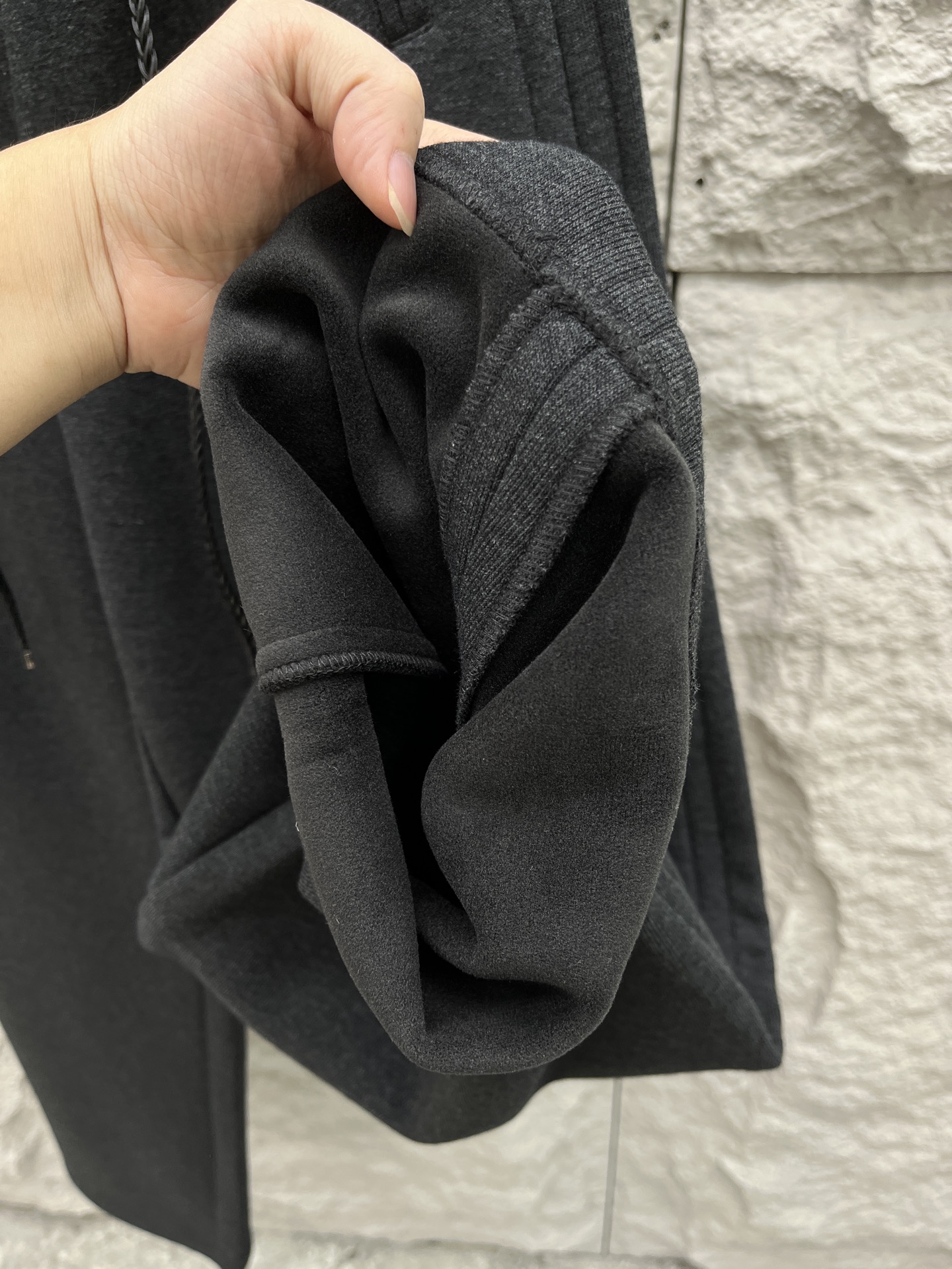 罗意威🔥🔥新款加绒加厚长裤，香港洋行渠道货，高级优质棉质面料，绒面内里，细腻柔软程度非同一般。金属标识增