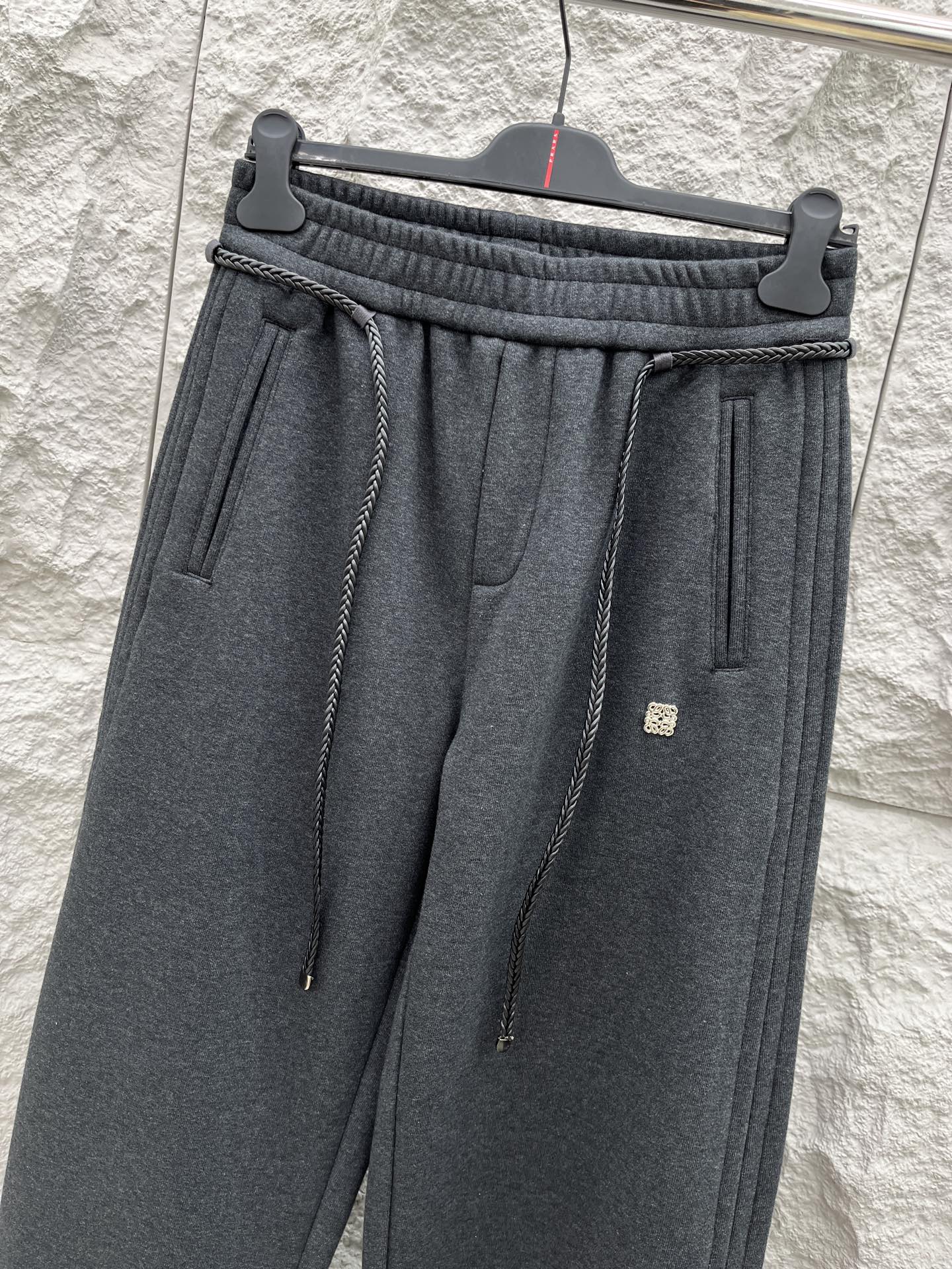 罗意威🔥🔥新款加绒加厚长裤，香港洋行渠道货，高级优质棉质面料，绒面内里，细腻柔软程度非同一般。金属标识增