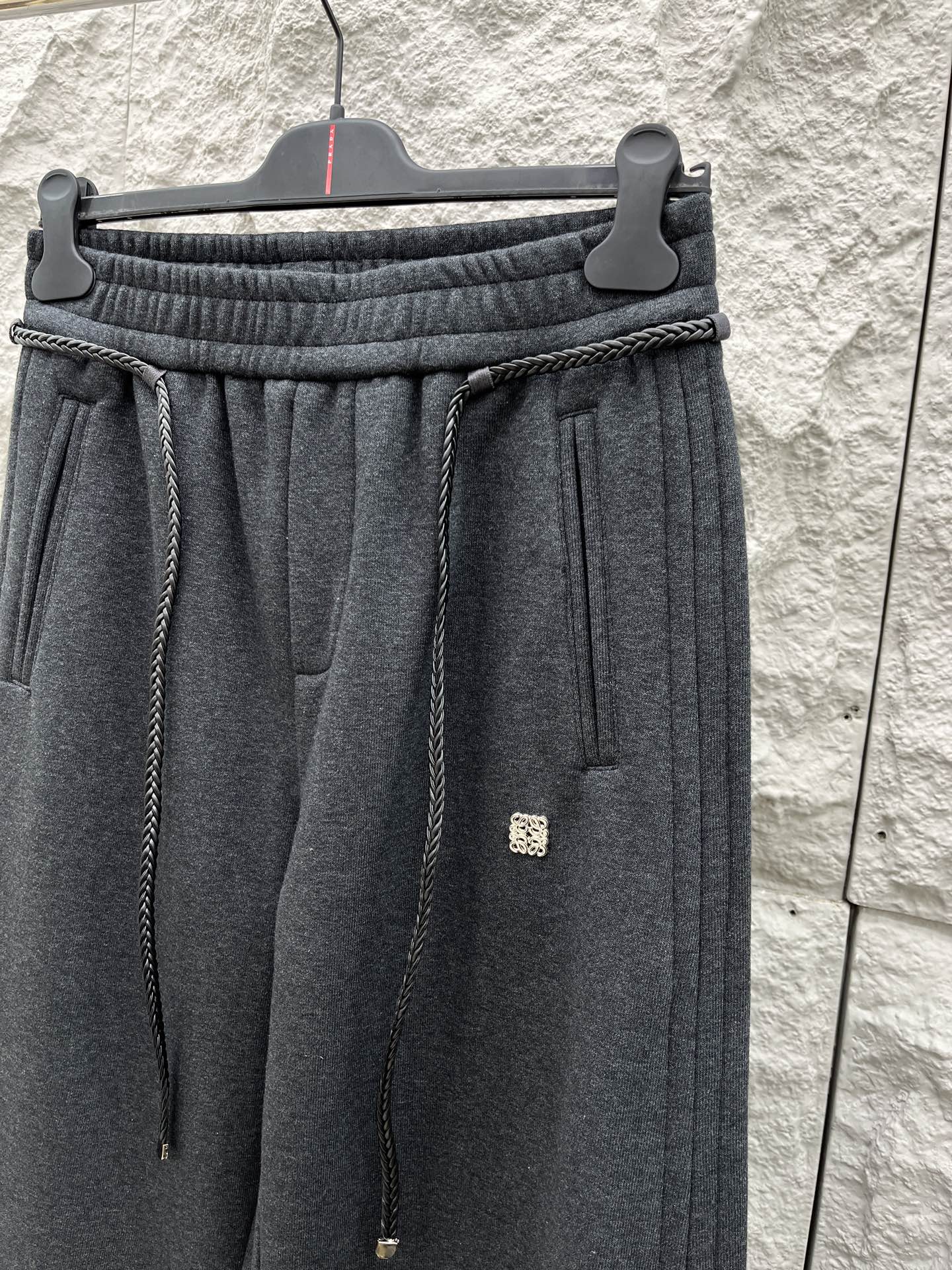 罗意威🔥🔥新款加绒加厚长裤，香港洋行渠道货，高级优质棉质面料，绒面内里，细腻柔软程度非同一般。金属标识增