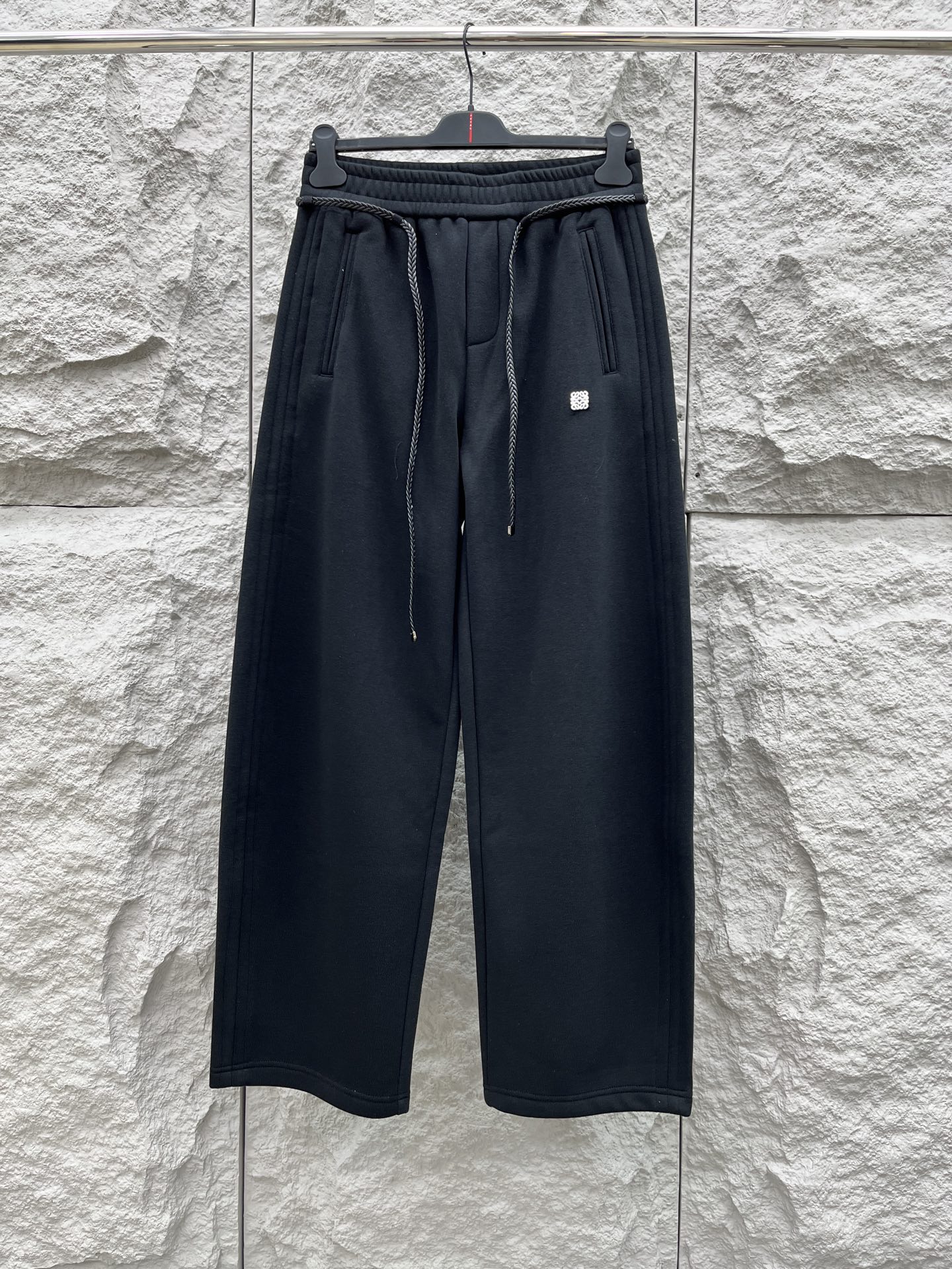 罗意威🔥🔥新款加绒加厚长裤，香港洋行渠道货，高级优质棉质面料，绒面内里，细腻柔软程度非同一般。金属标识增