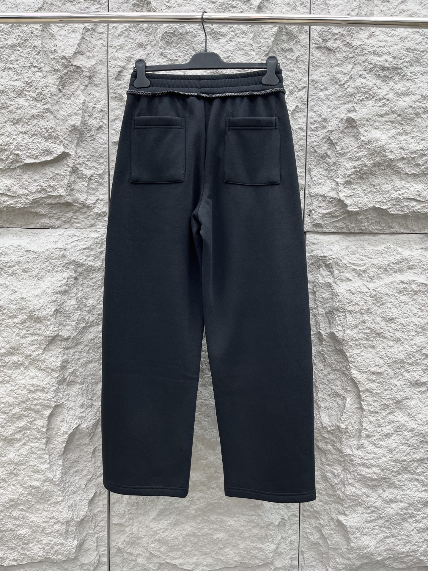 罗意威🔥🔥新款加绒加厚长裤，香港洋行渠道货，高级优质棉质面料，绒面内里，细腻柔软程度非同一般。金属标识增