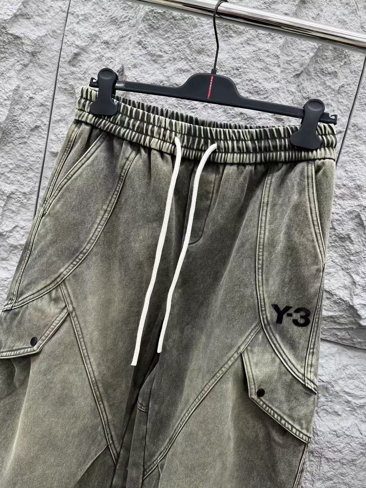 Y.3 🔥🔥冬季新款加绒休闲裤，采用优质斜纹棉布面料，整体水洗超级好看炫酷！两侧口袋设计搭配品牌标识，设