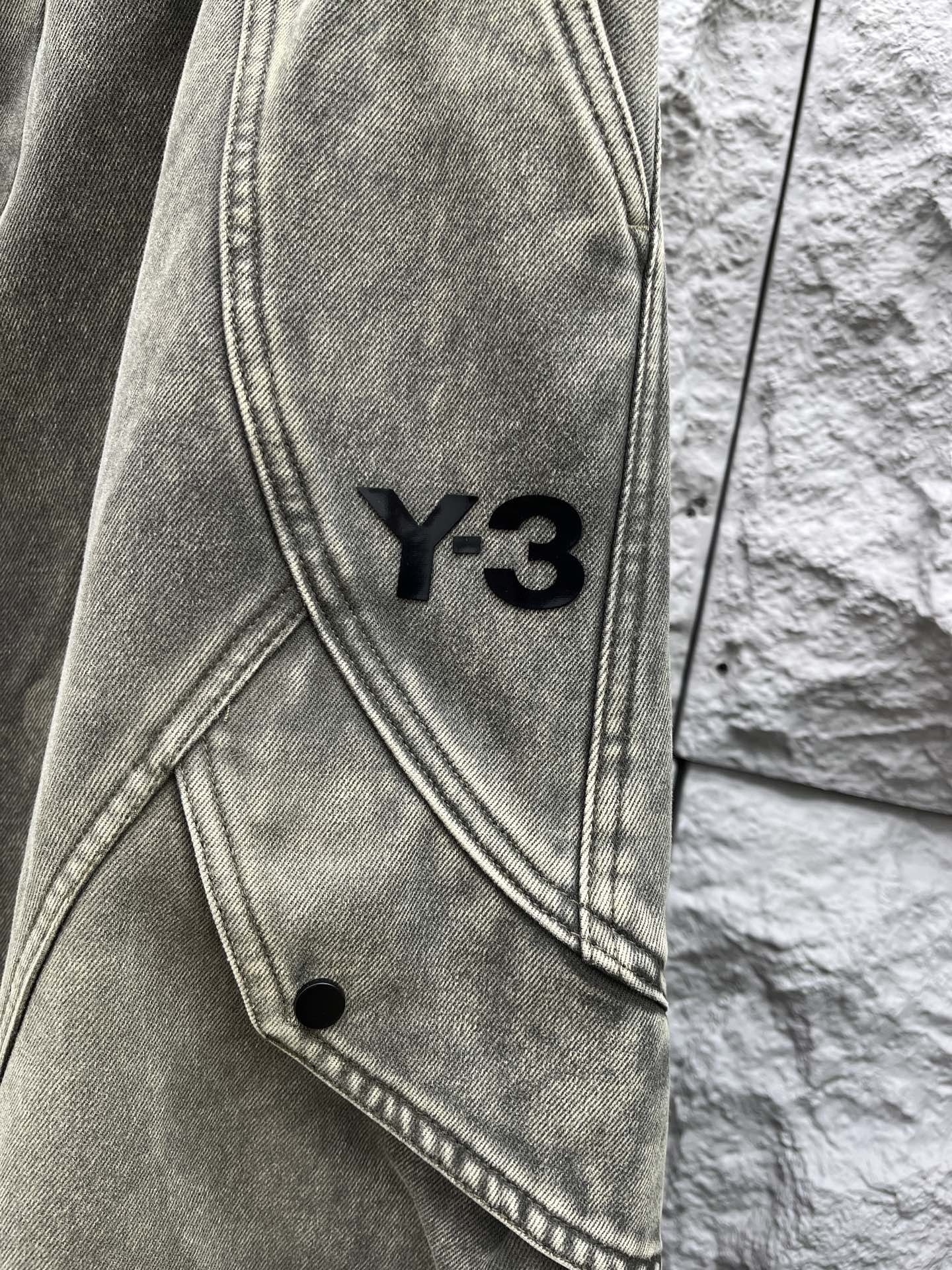 Y.3 🔥🔥冬季新款加绒休闲裤，采用优质斜纹棉布面料，整体水洗超级好看炫酷！两侧口袋设计搭配品牌标识，设