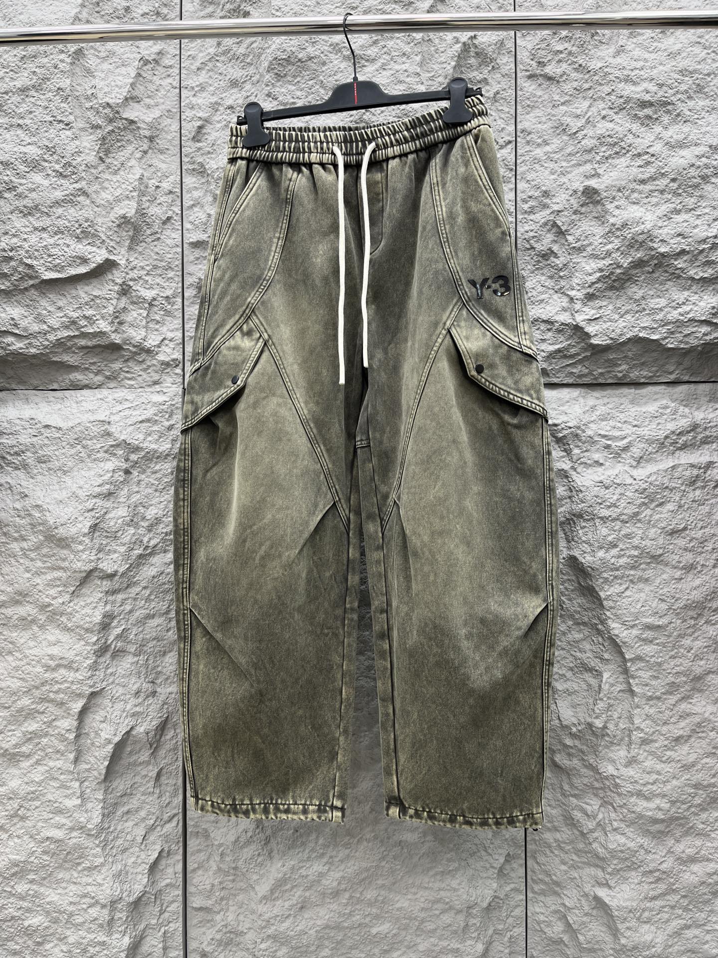 Y.3 🔥🔥冬季新款加绒休闲裤，采用优质斜纹棉布面料，整体水洗超级好看炫酷！两侧口袋设计搭配品牌标识，设