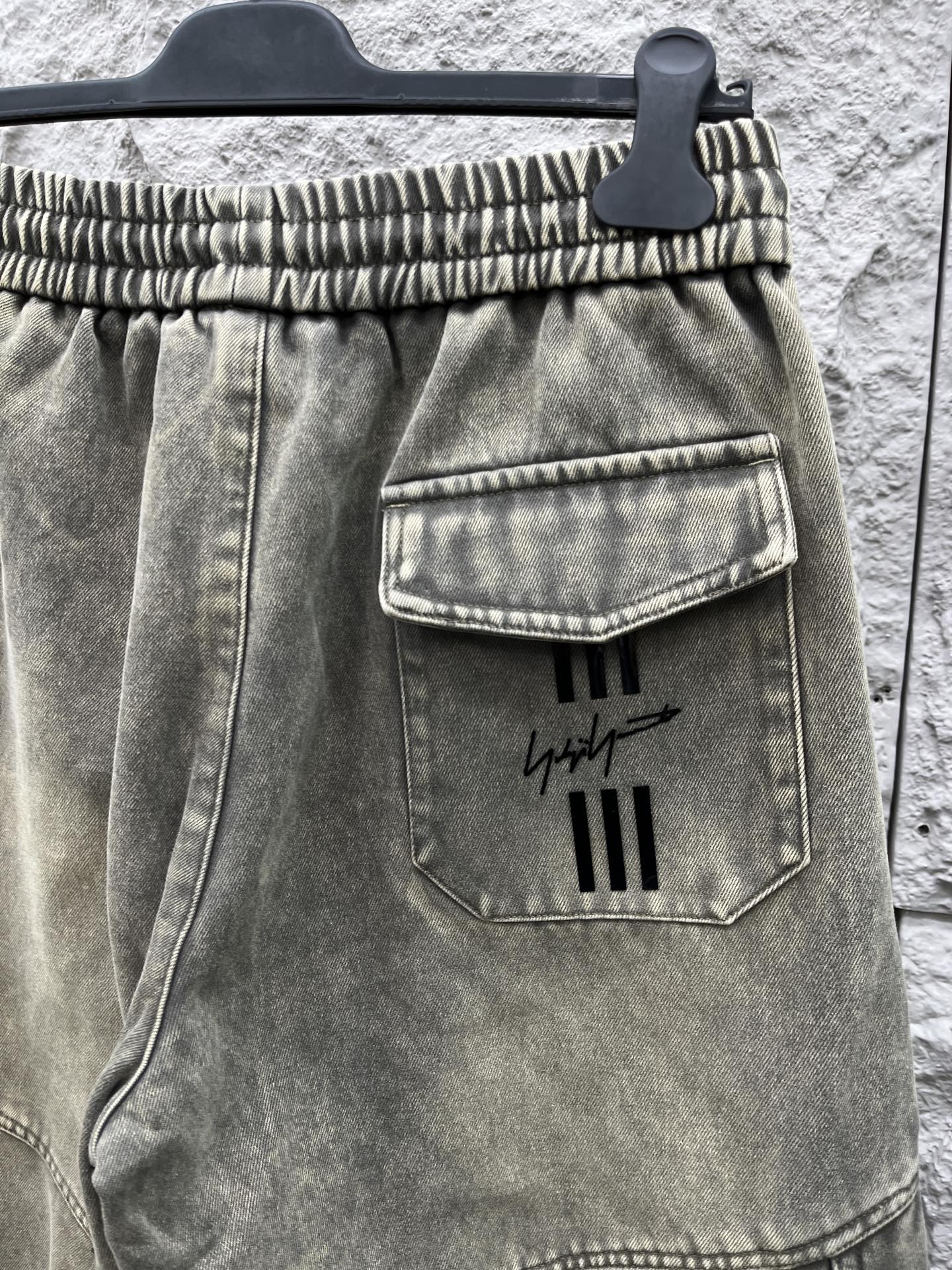 Y.3 🔥🔥冬季新款加绒休闲裤，采用优质斜纹棉布面料，整体水洗超级好看炫酷！两侧口袋设计搭配品牌标识，设