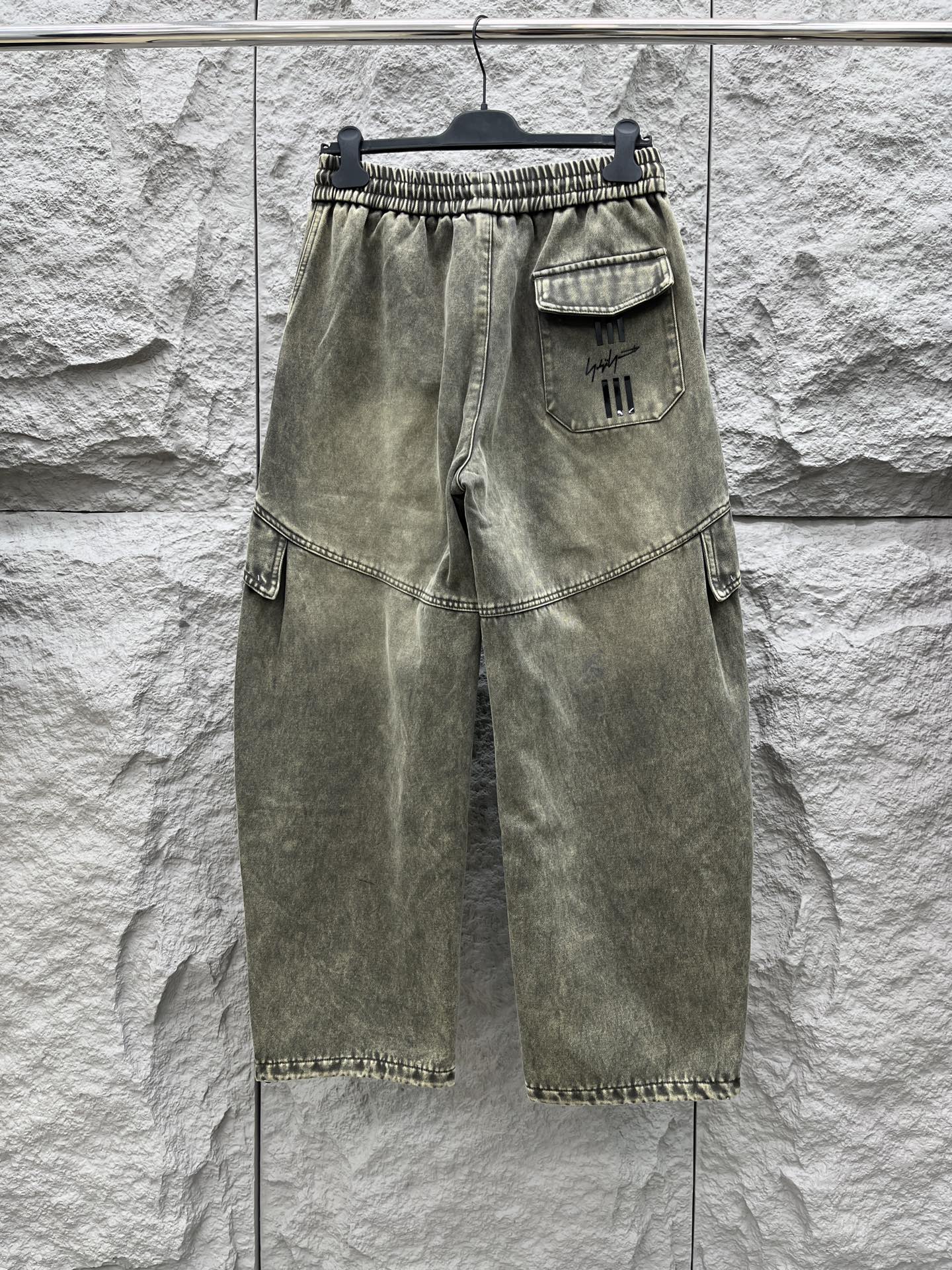 Y.3 🔥🔥冬季新款加绒休闲裤，采用优质斜纹棉布面料，整体水洗超级好看炫酷！两侧口袋设计搭配品牌标识，设