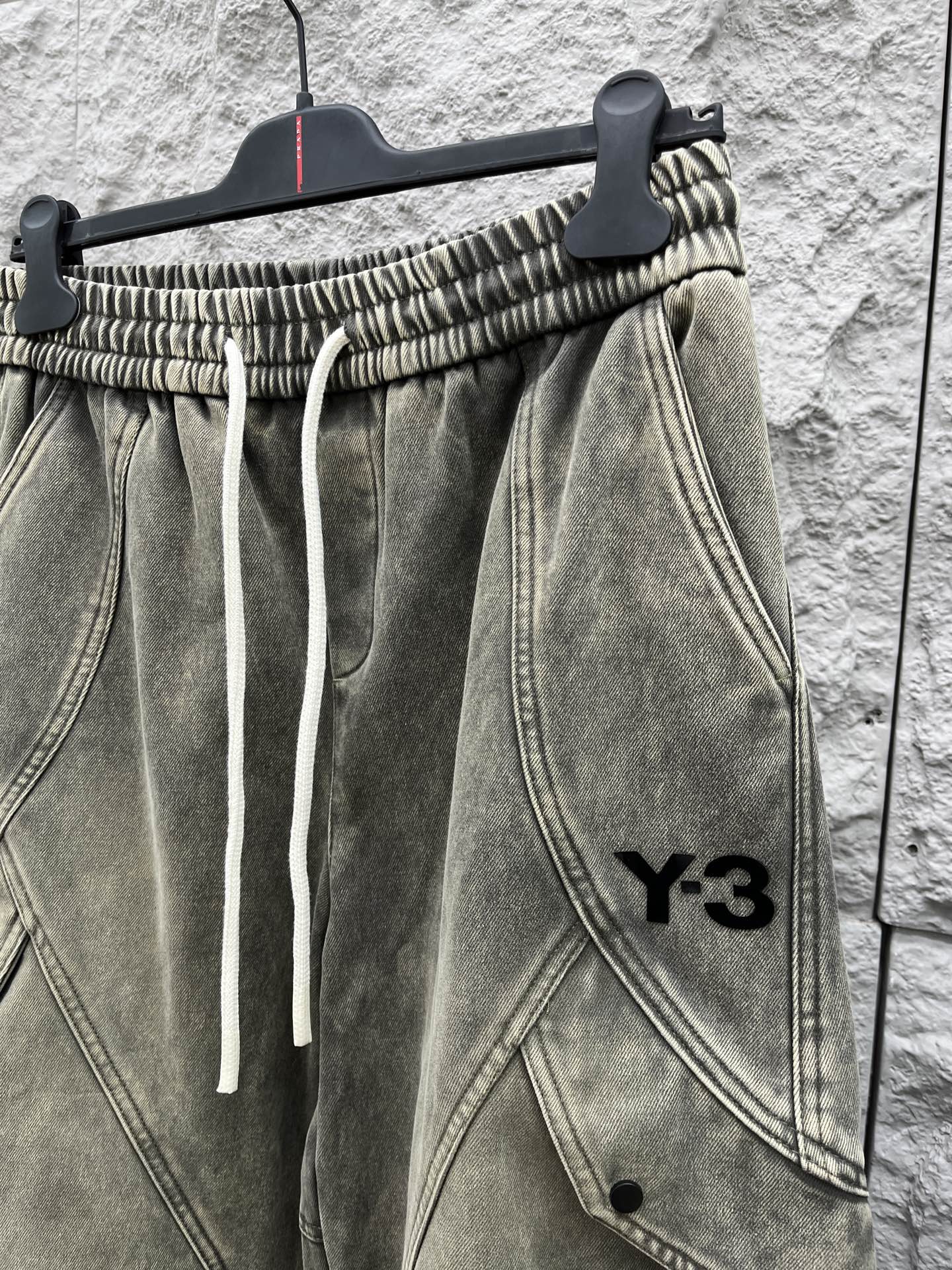 Y.3 🔥🔥冬季新款加绒休闲裤，采用优质斜纹棉布面料，整体水洗超级好看炫酷！两侧口袋设计搭配品牌标识，设