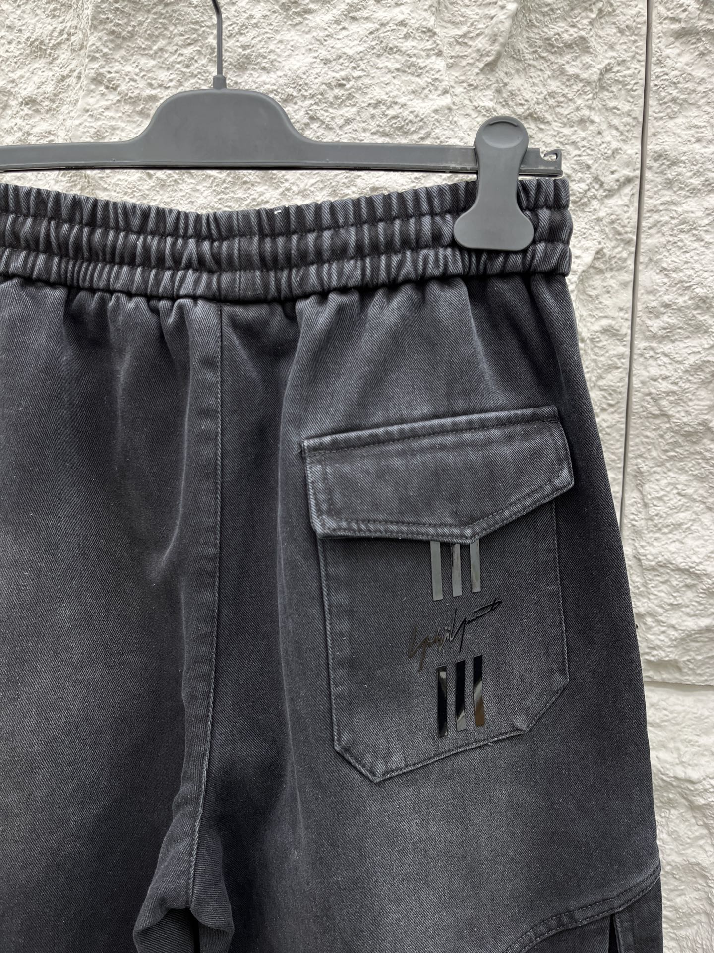 Y.3 🔥🔥冬季新款加绒休闲裤，采用优质斜纹棉布面料，整体水洗超级好看炫酷！两侧口袋设计搭配品牌标识，设