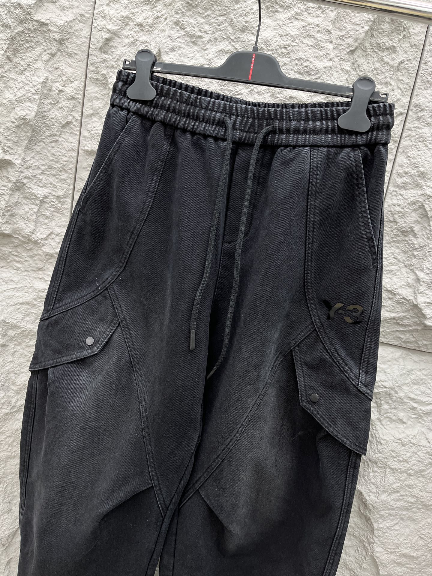 Y.3 🔥🔥冬季新款加绒休闲裤，采用优质斜纹棉布面料，整体水洗超级好看炫酷！两侧口袋设计搭配品牌标识，设